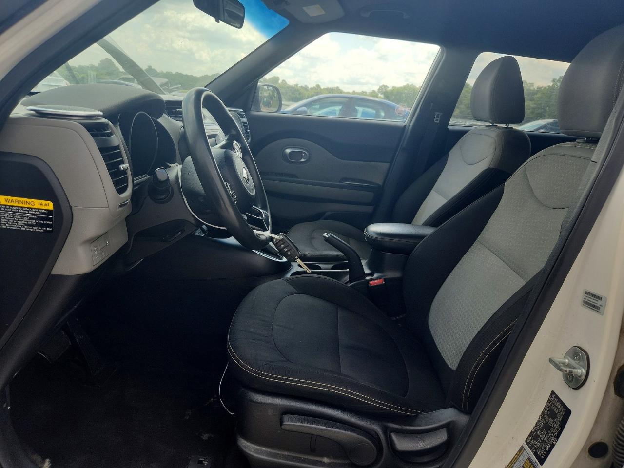 2014 Kia Soul + White vin: KNDJP3A56E7047723