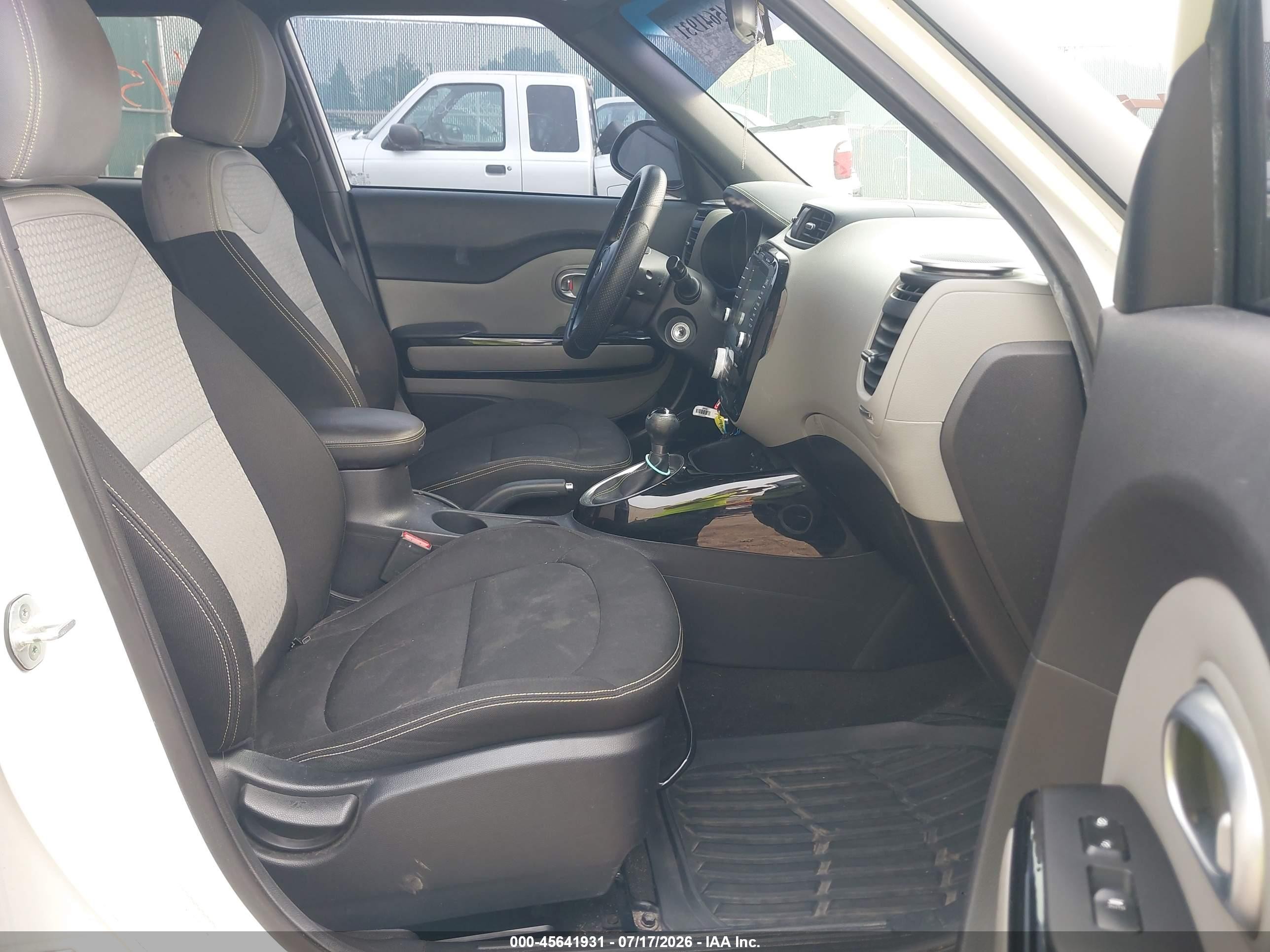 2015 Kia Soul + White vin: KNDJP3A56F7118971
