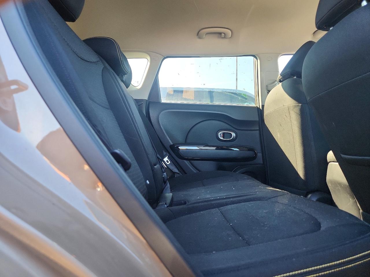 2015 Kia Soul + Желто-коричневый vin: KNDJP3A56F7142221