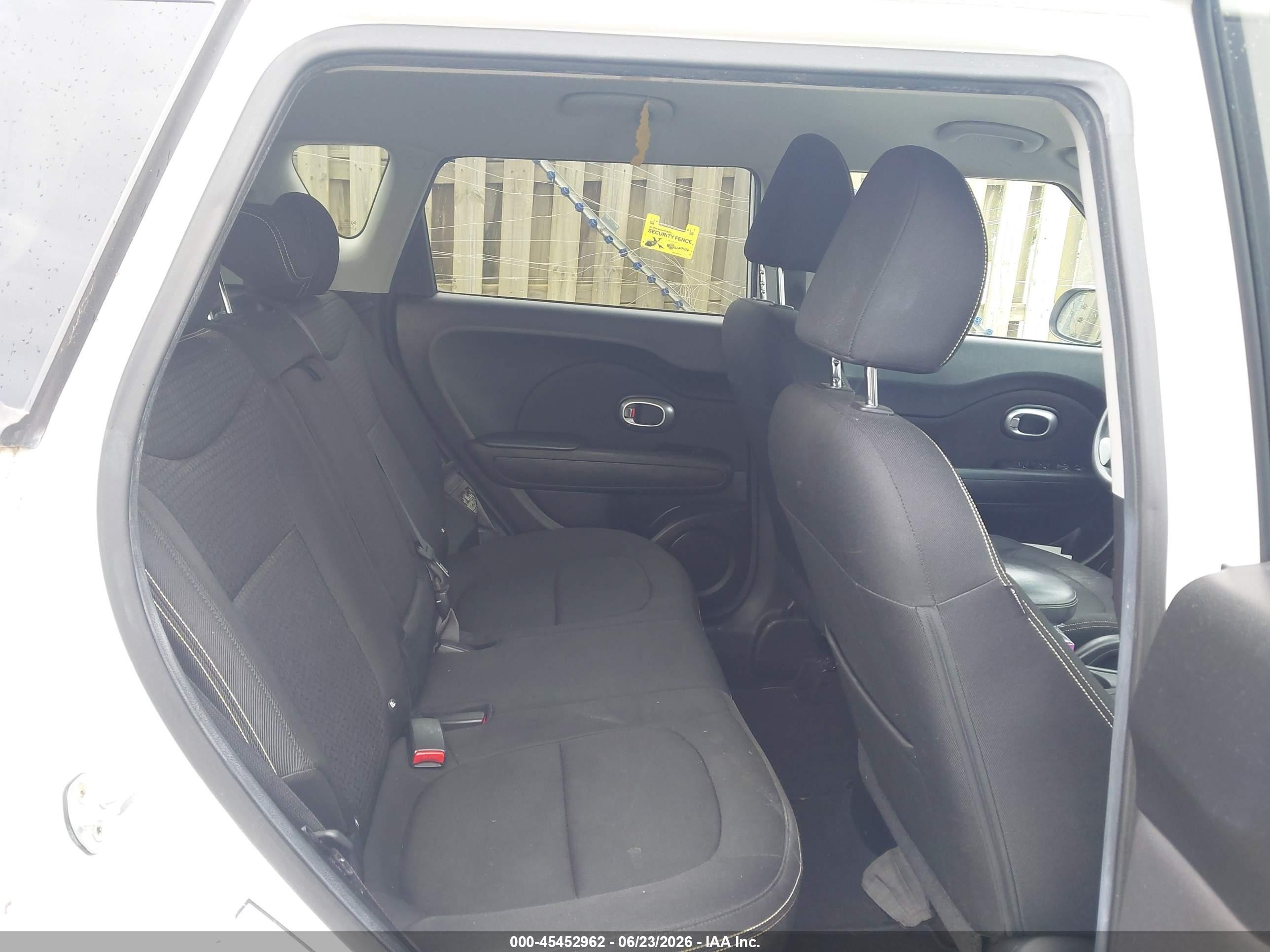 2015 Kia Soul + White vin: KNDJP3A57F7152191