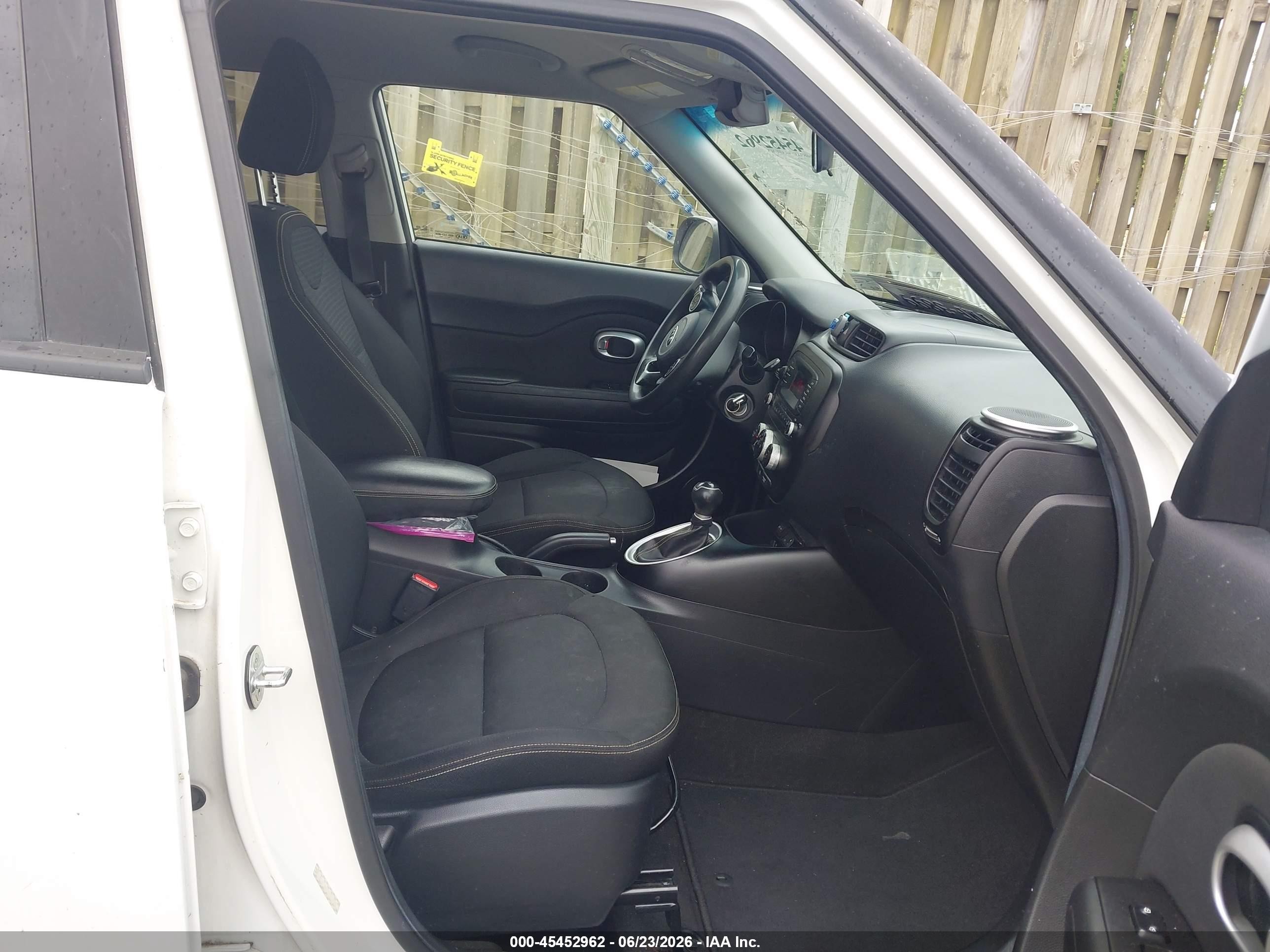 2015 Kia Soul + White vin: KNDJP3A57F7152191