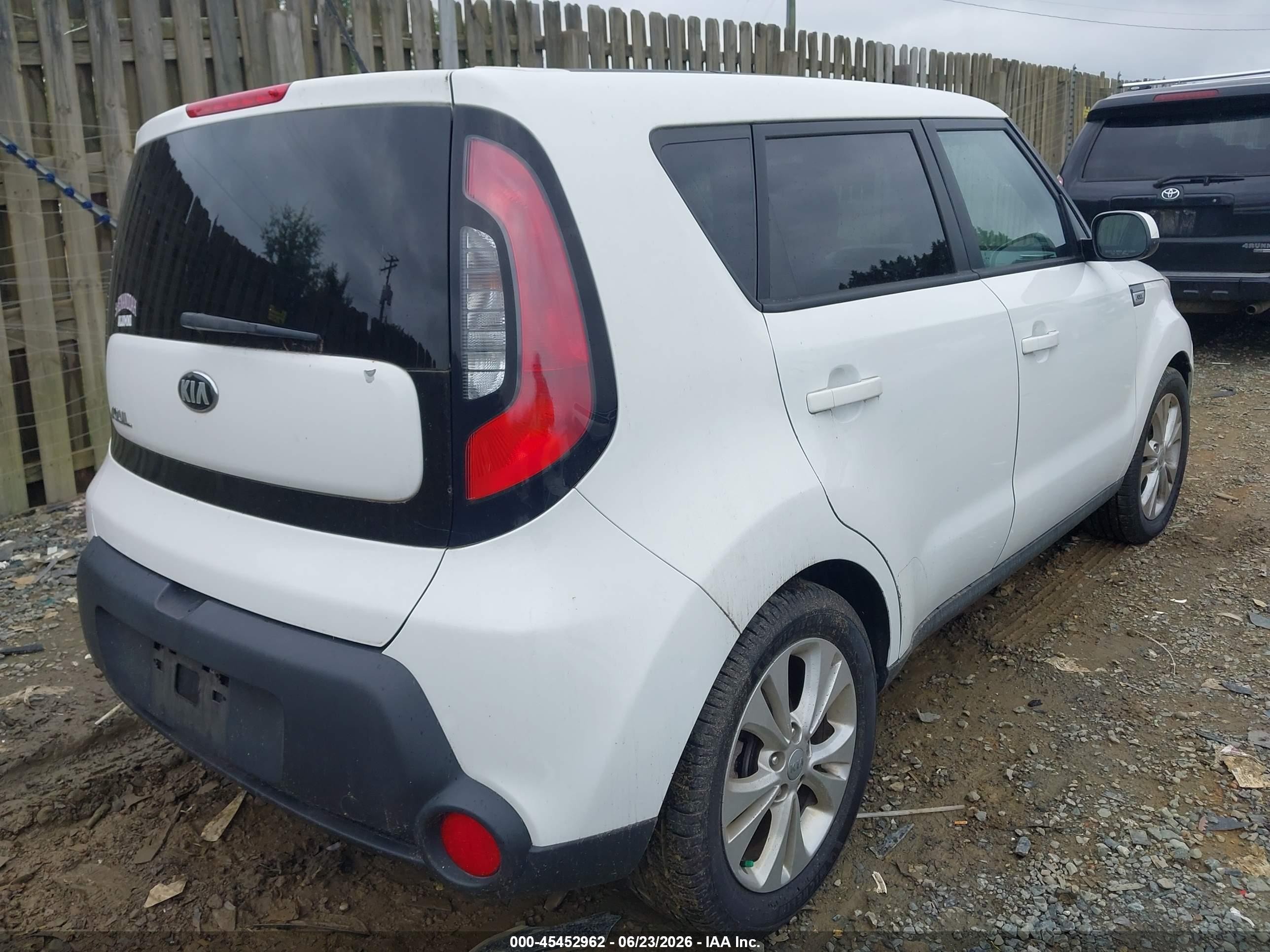 2015 Kia Soul + White vin: KNDJP3A57F7152191