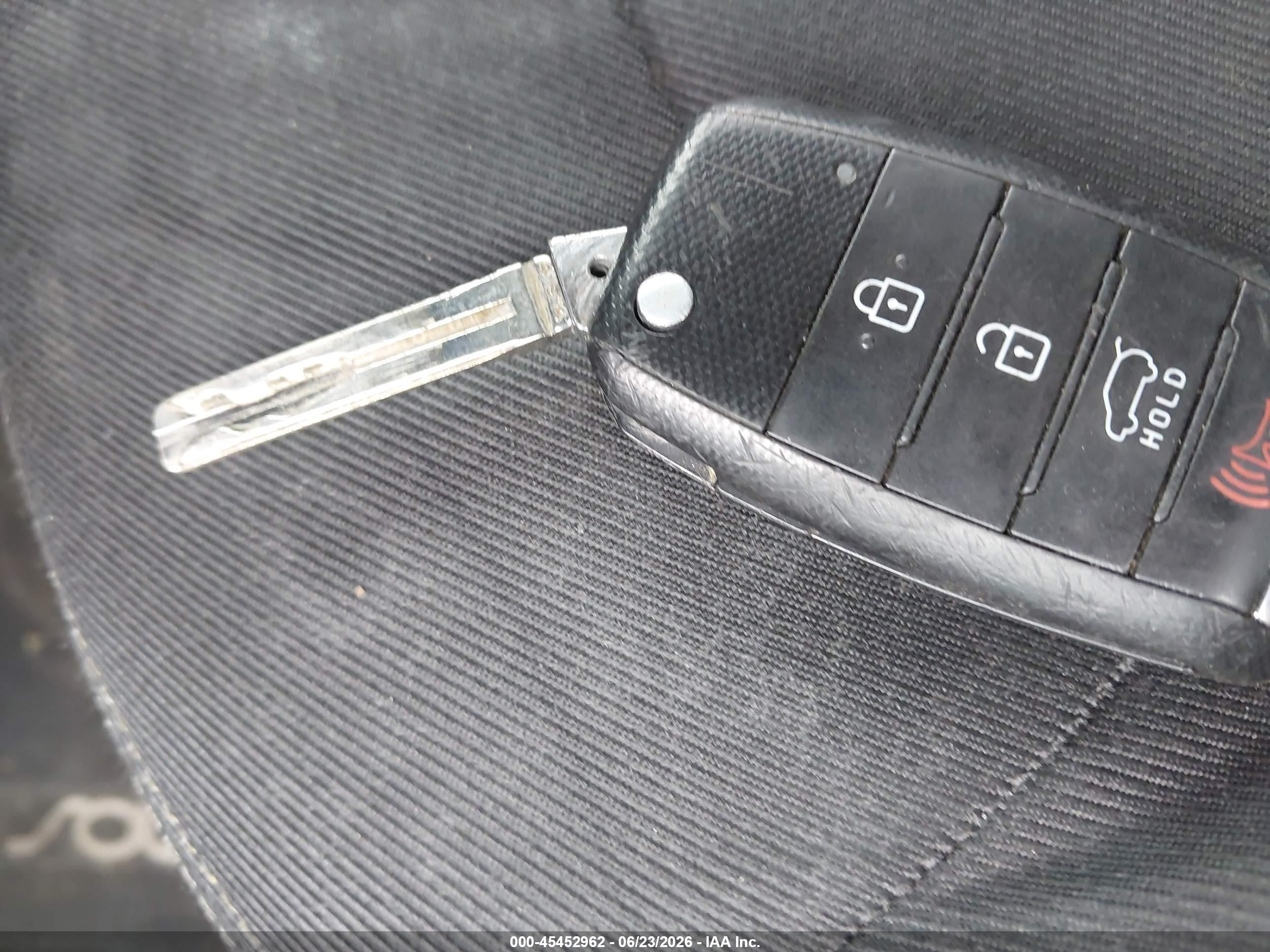 2015 Kia Soul + White vin: KNDJP3A57F7152191