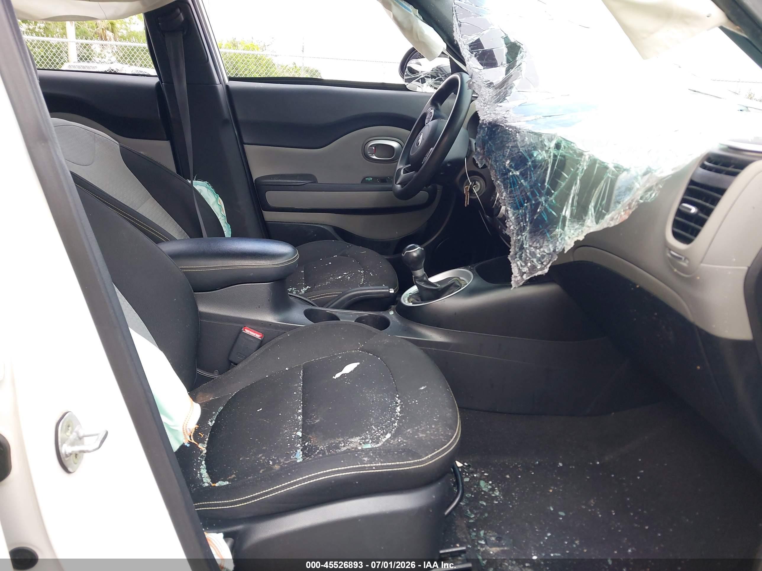2015 Kia Soul + White vin: KNDJP3A57F7191671