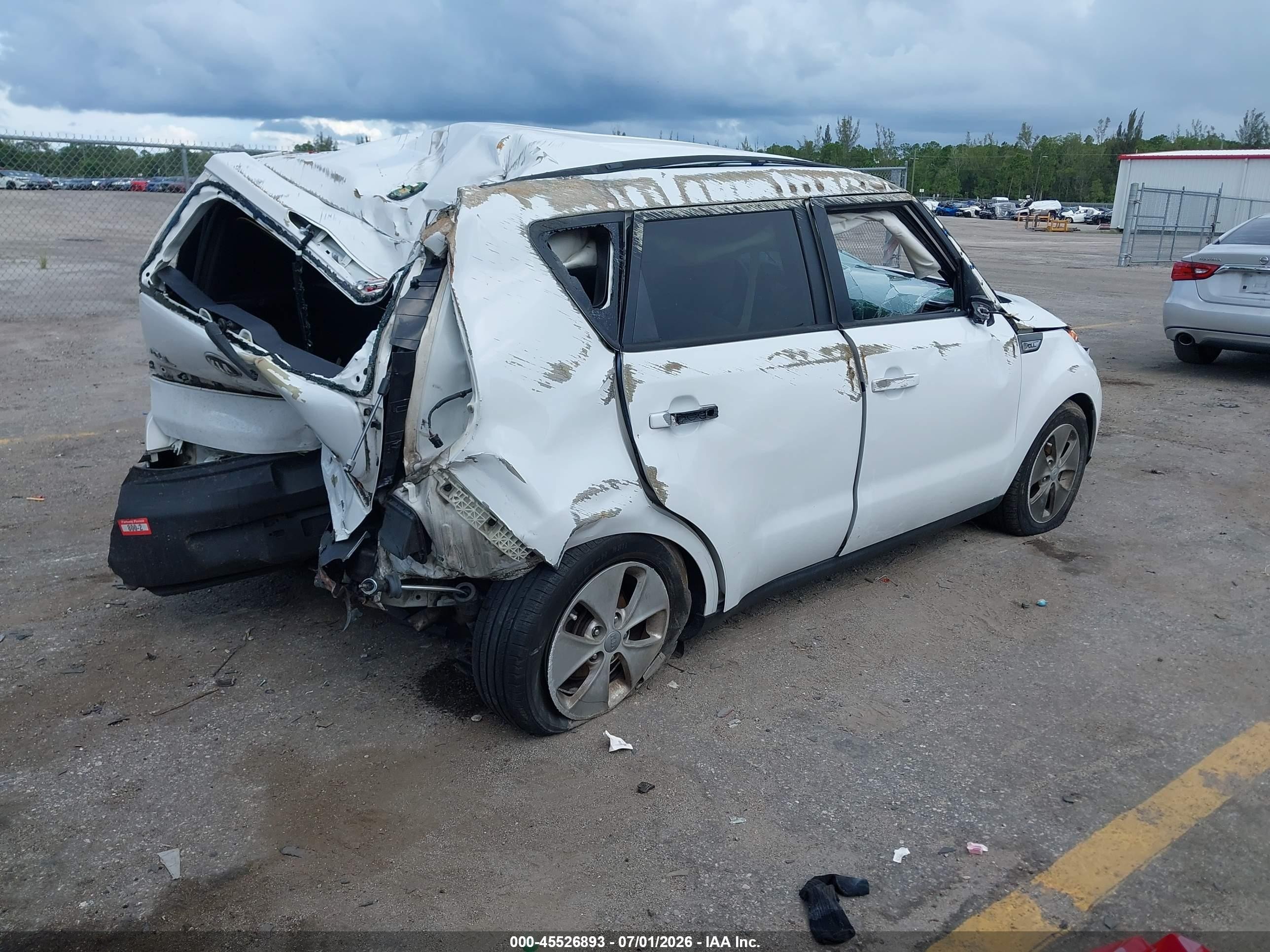 2015 Kia Soul + White vin: KNDJP3A57F7191671