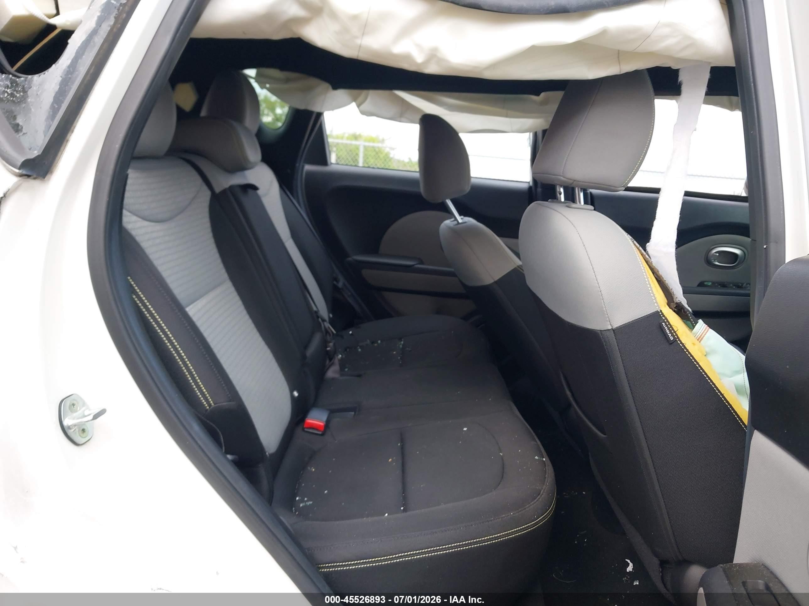 2015 Kia Soul + White vin: KNDJP3A57F7191671