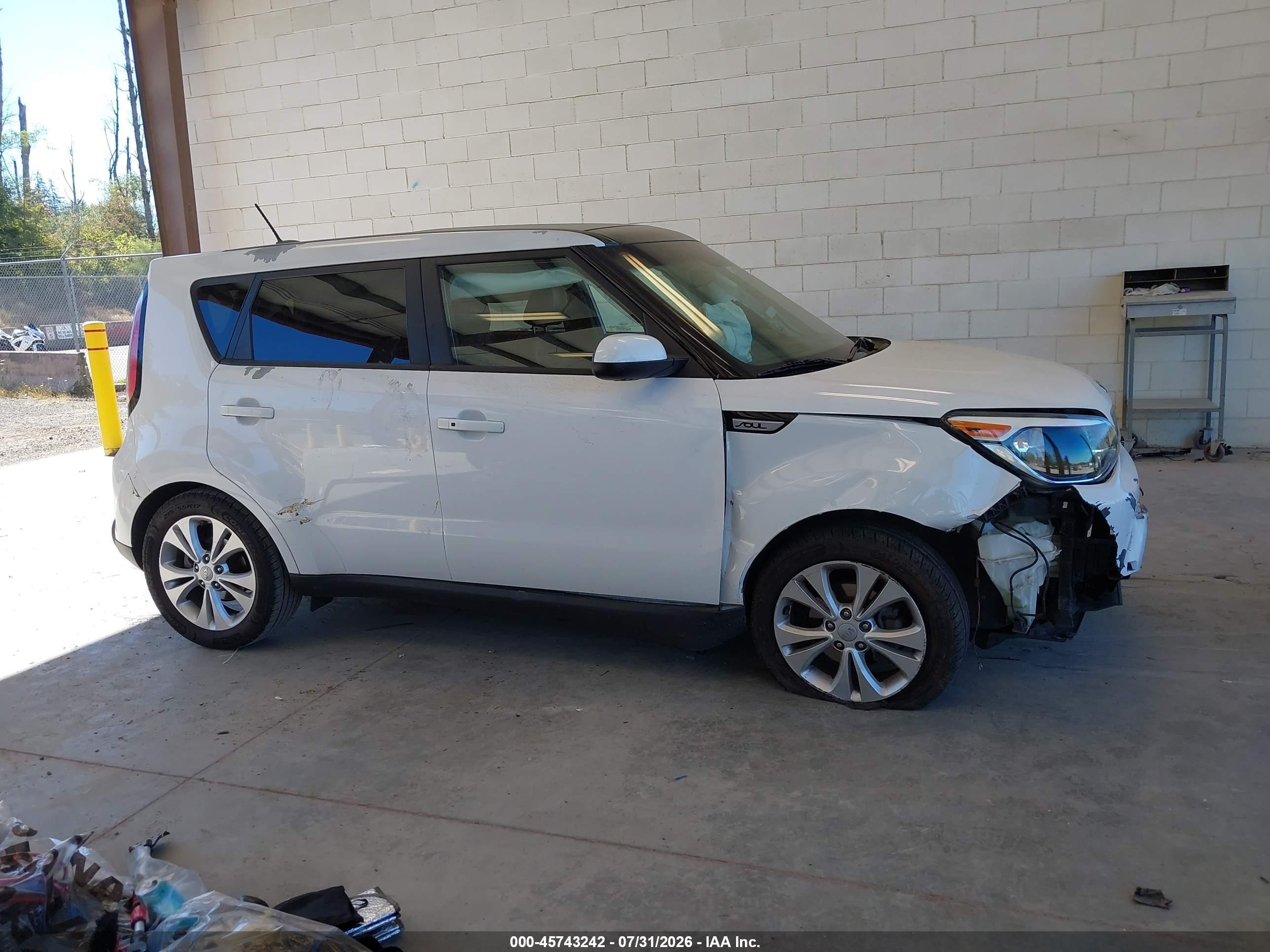 2015 Kia Soul + White vin: KNDJP3A57F7213832
