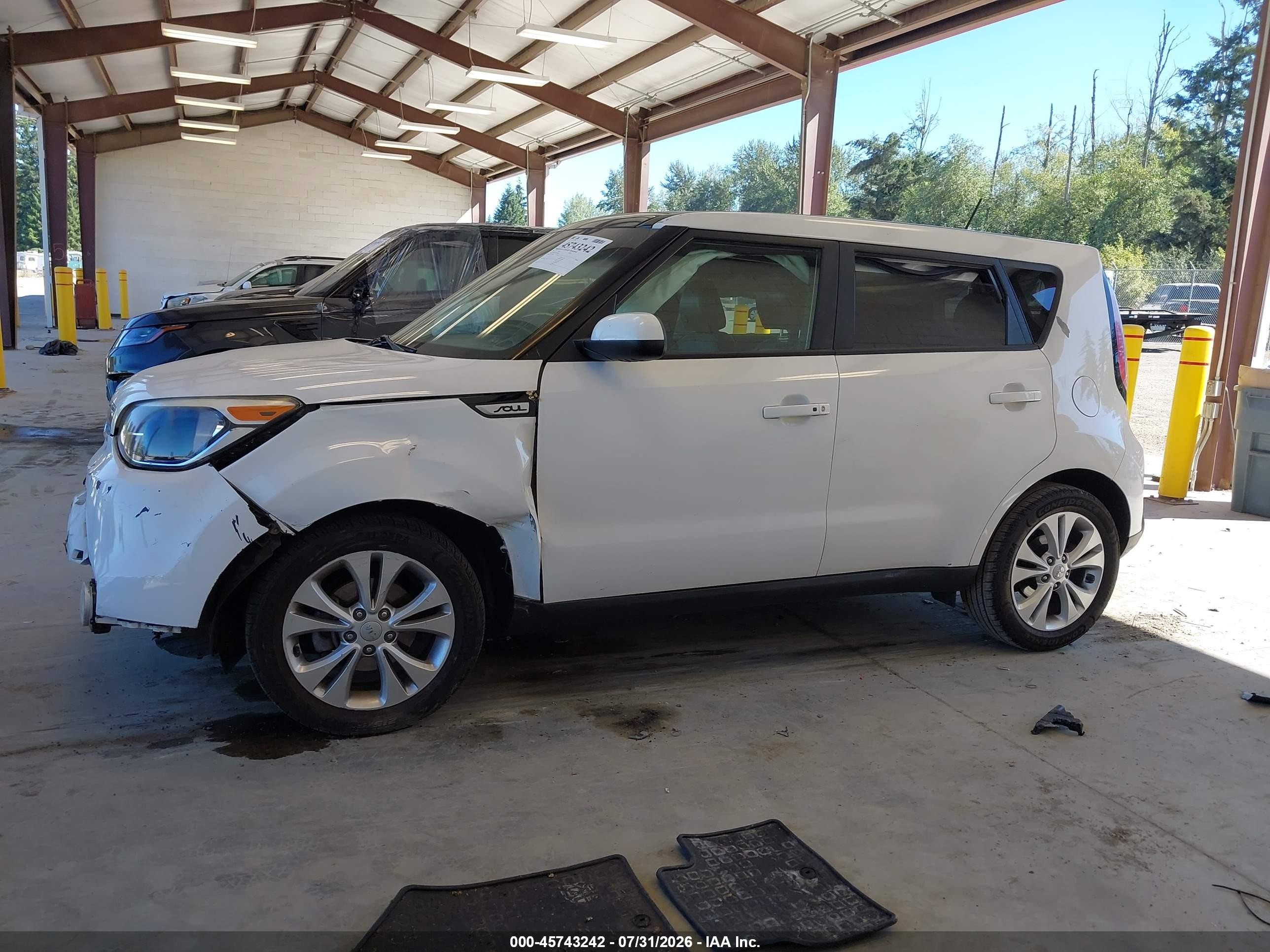 2015 Kia Soul + White vin: KNDJP3A57F7213832