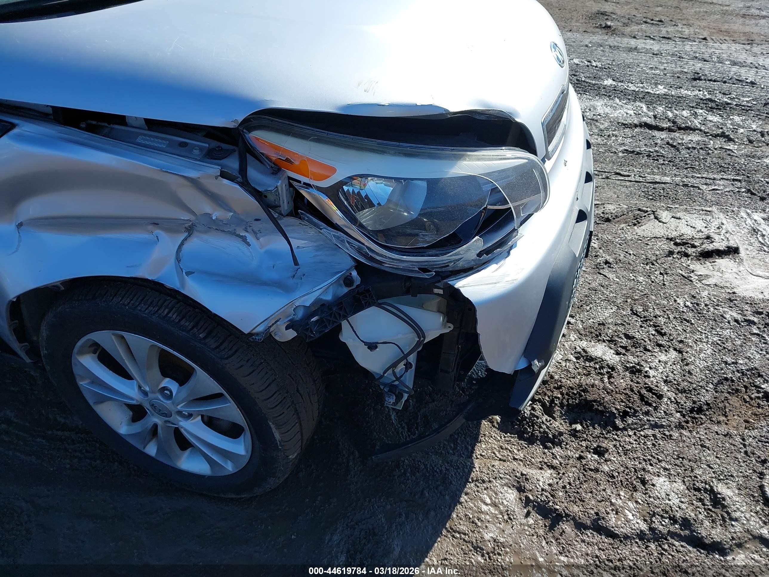 2015 Kia Soul + Серебряный vin: KNDJP3A57F7761233