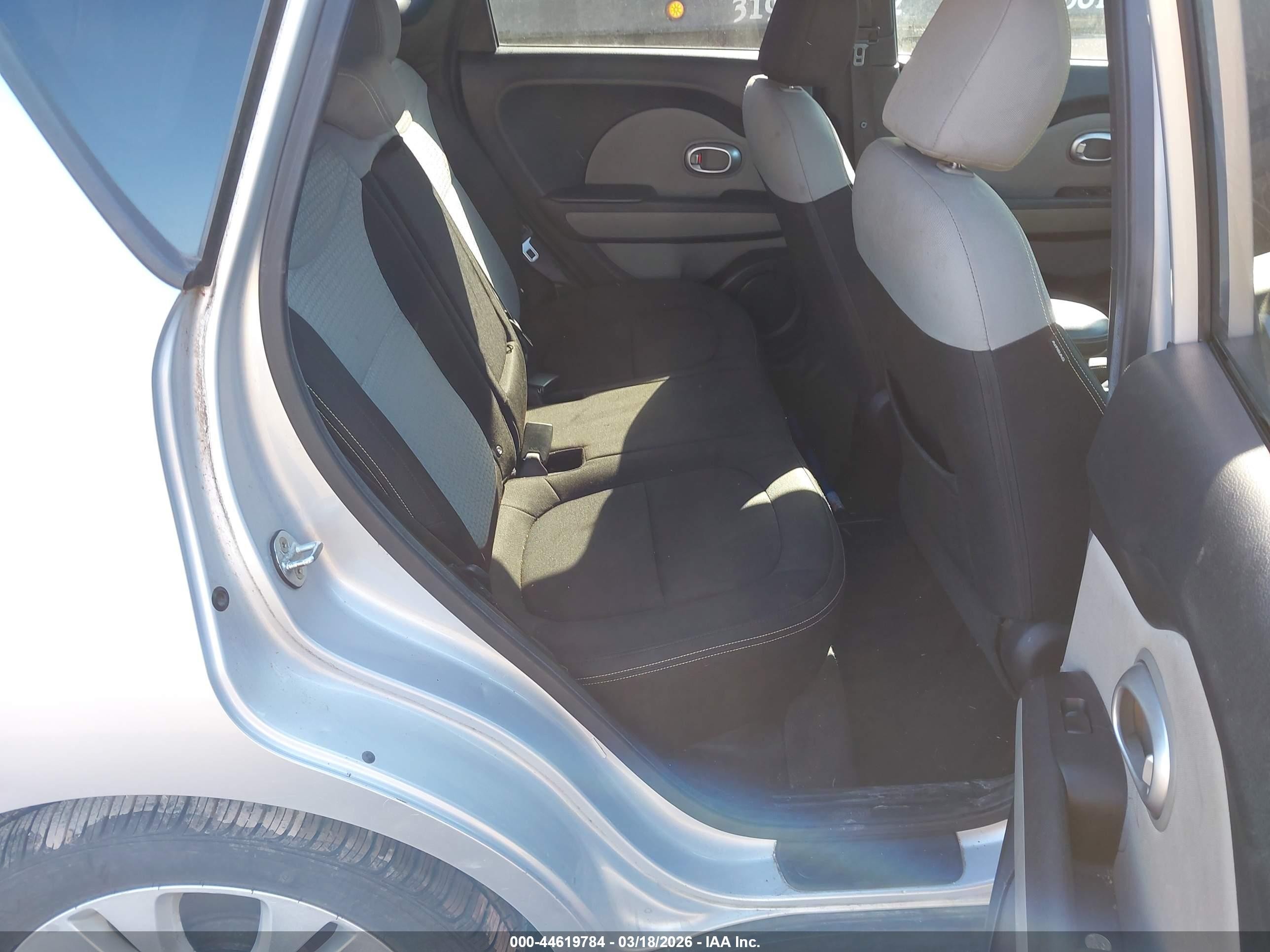 2015 Kia Soul + Серебряный vin: KNDJP3A57F7761233