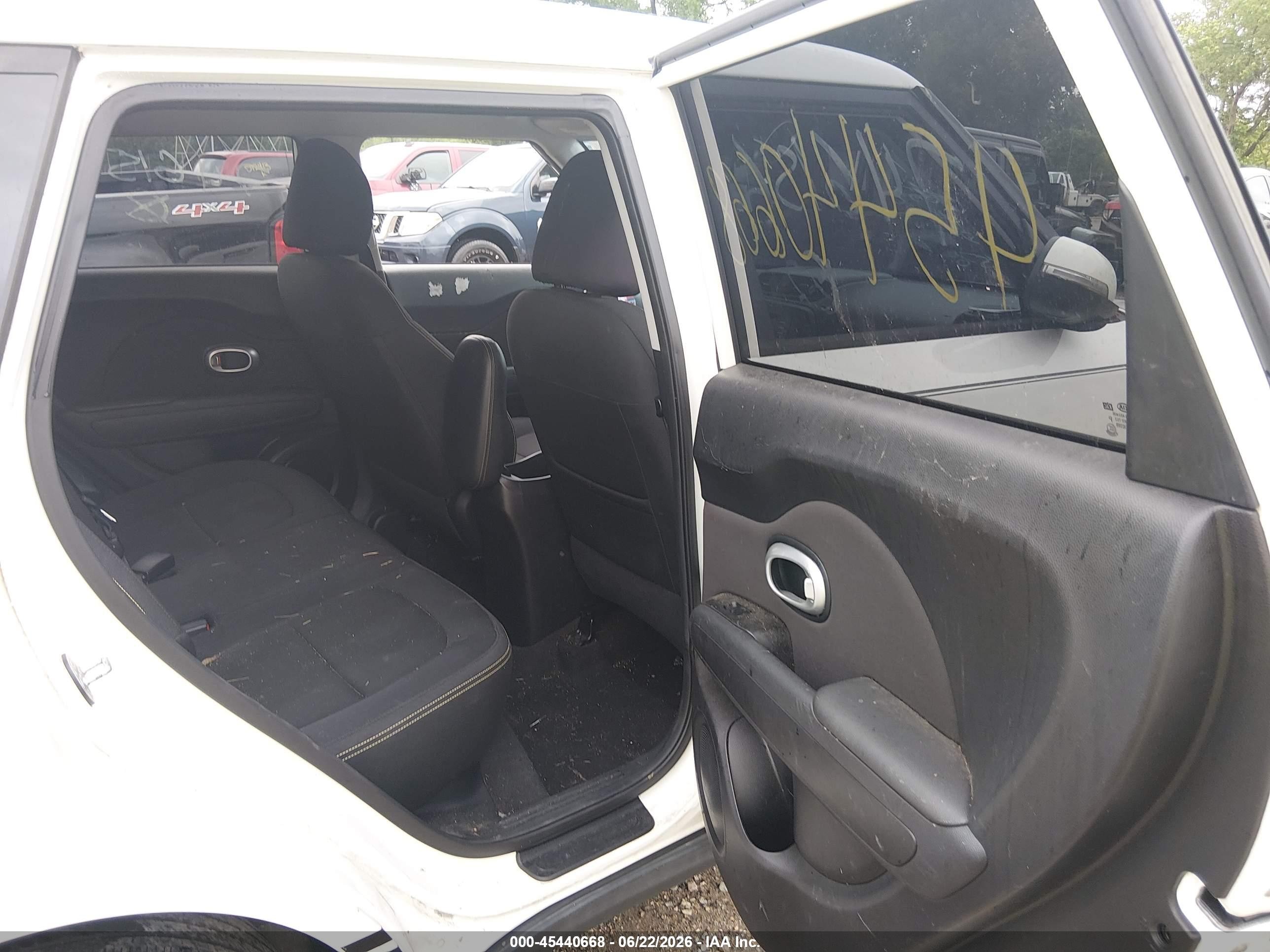 2014 Kia Soul + White vin: KNDJP3A58E7746156