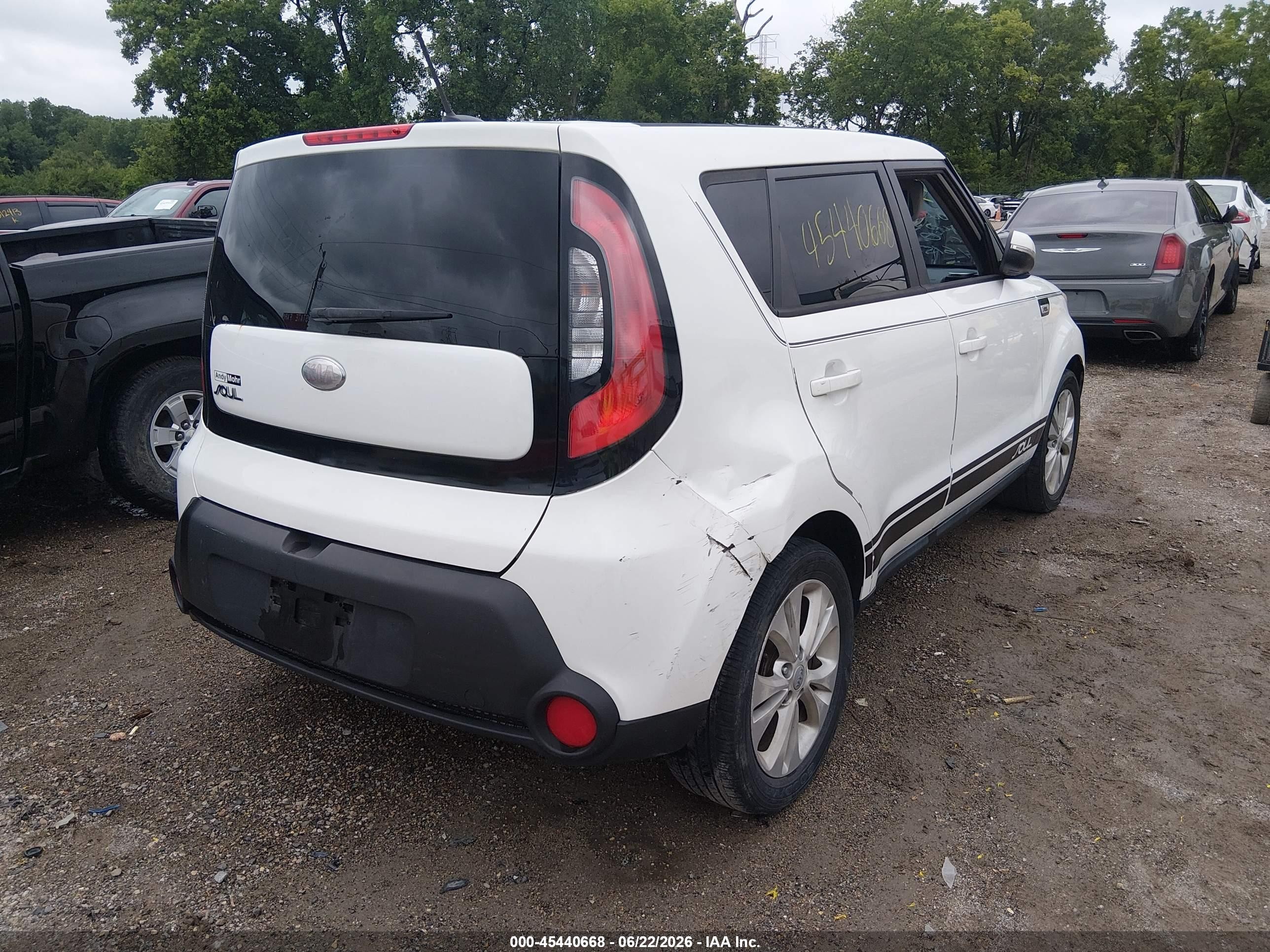 2014 Kia Soul + White vin: KNDJP3A58E7746156