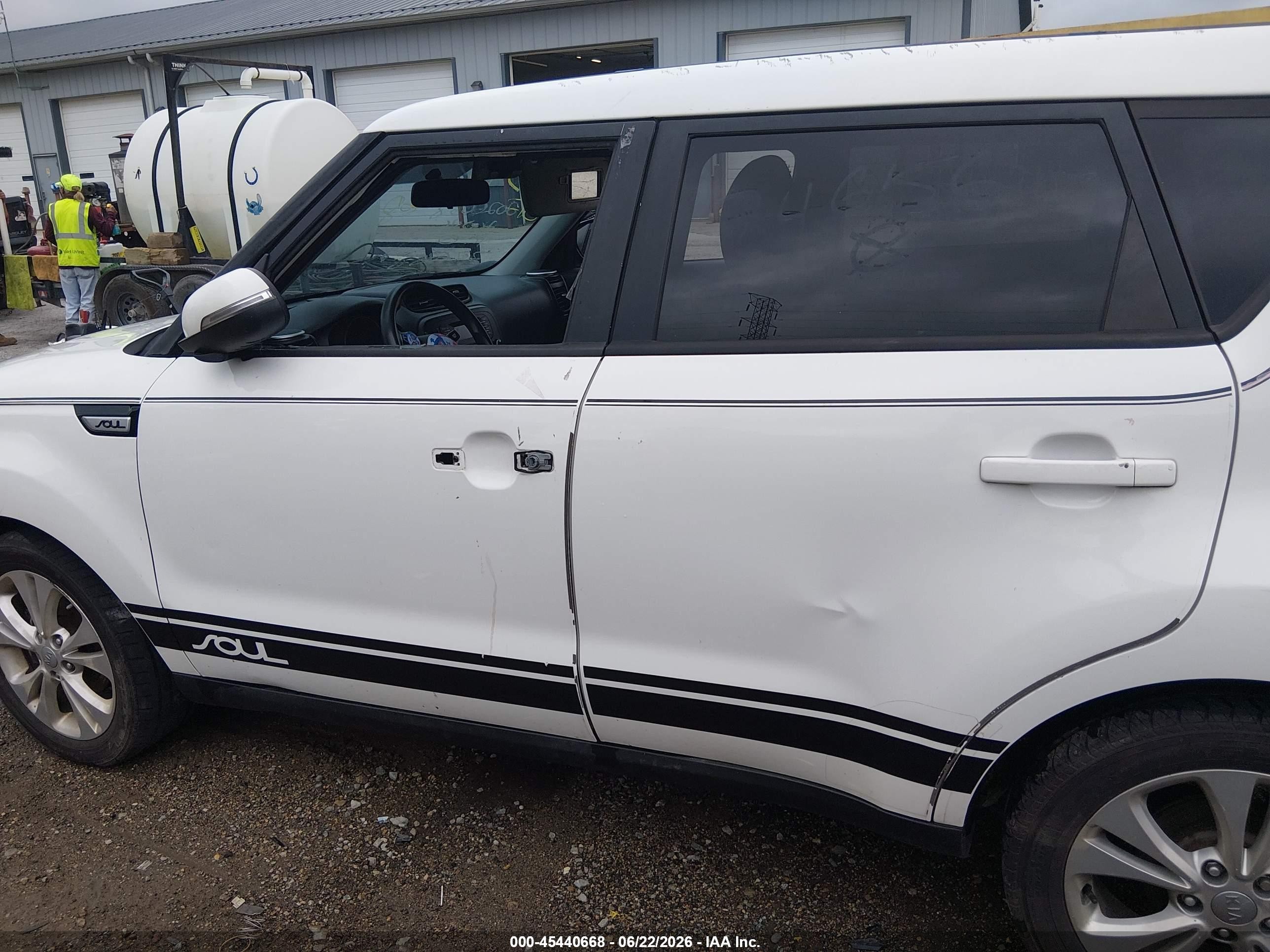 2014 Kia Soul + White vin: KNDJP3A58E7746156