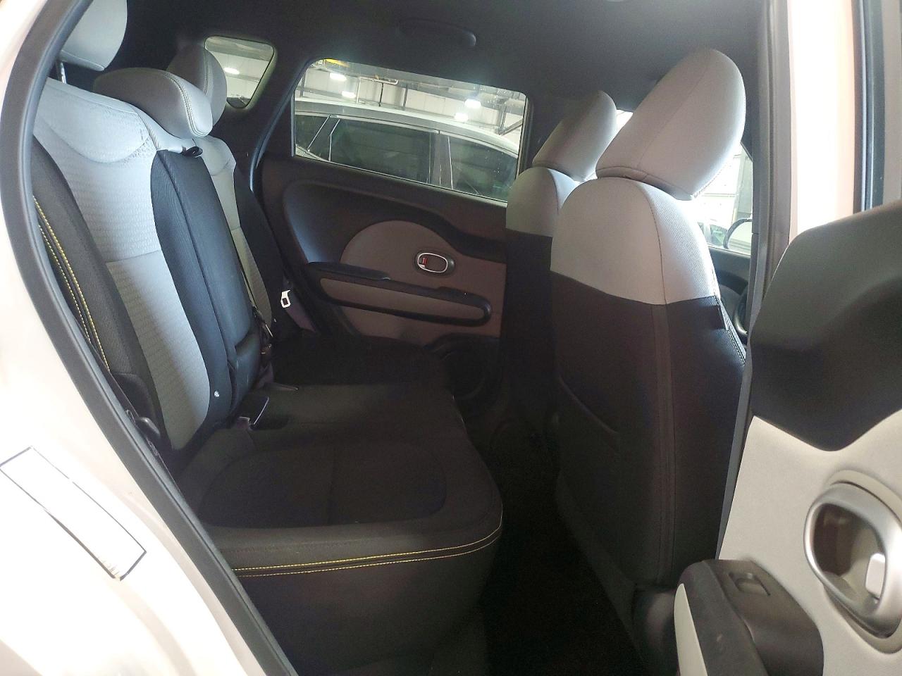 2015 Kia Soul + White vin: KNDJP3A58F7790983