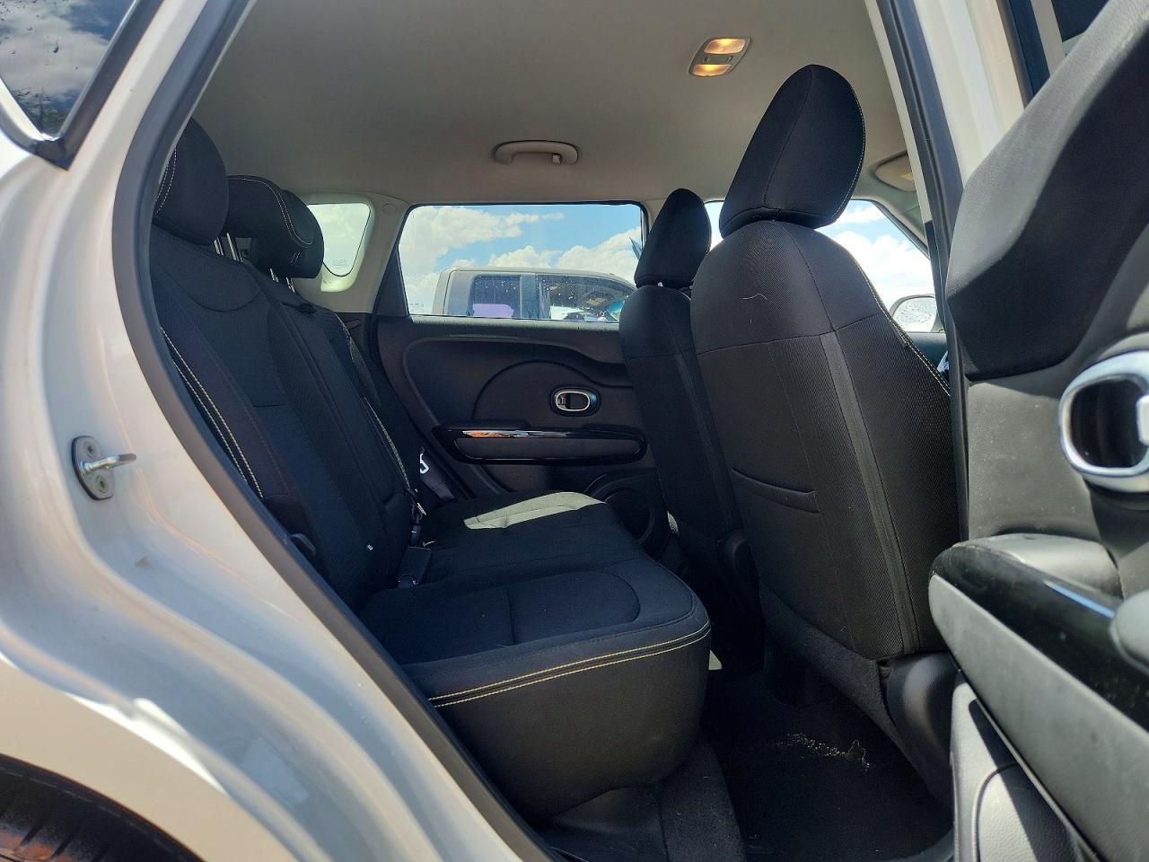 2015 Kia Soul + White vin: KNDJP3A59F7804714