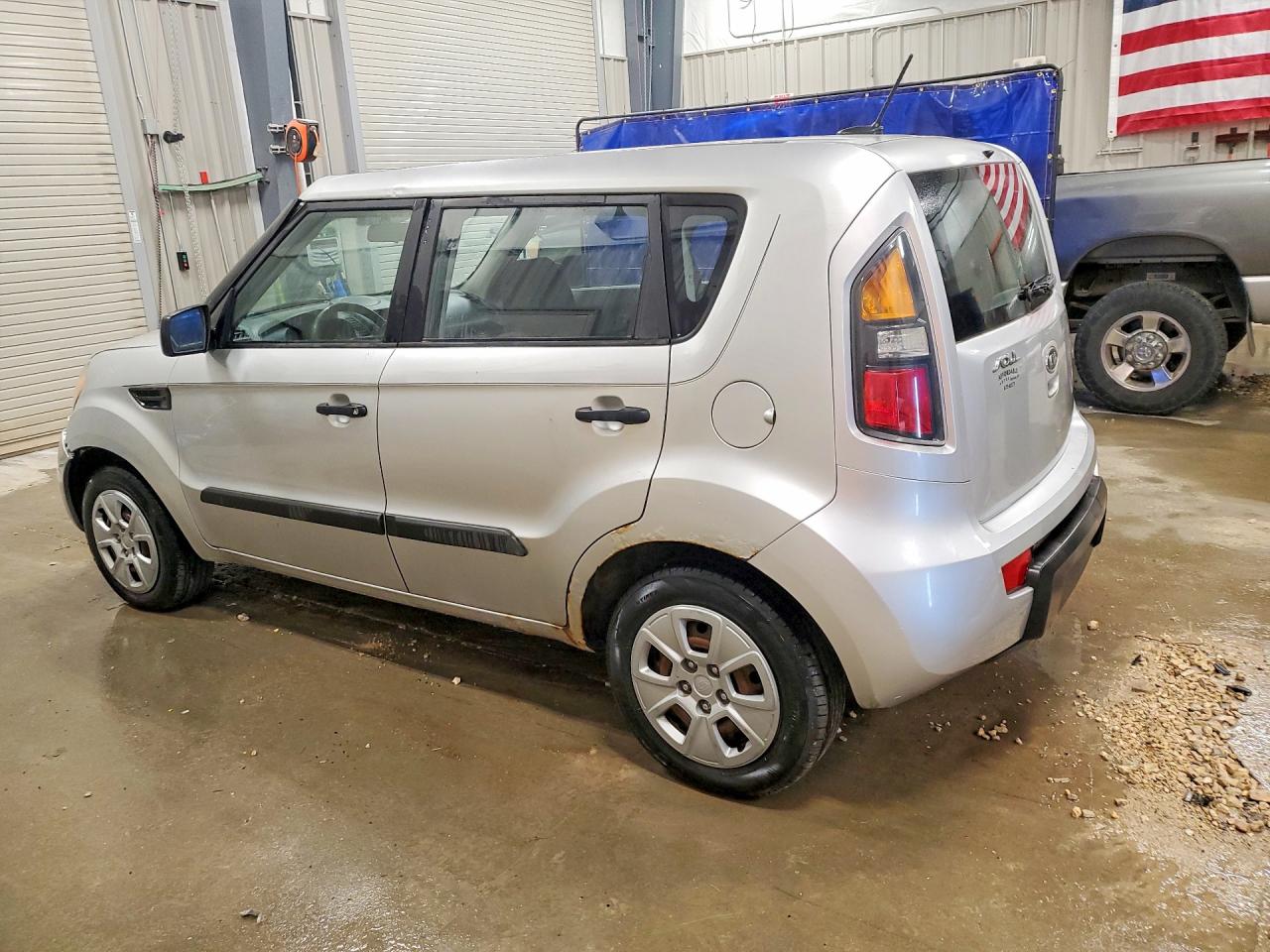 2011 Kia Soul Base Silver vin: KNDJT2A10B7714526