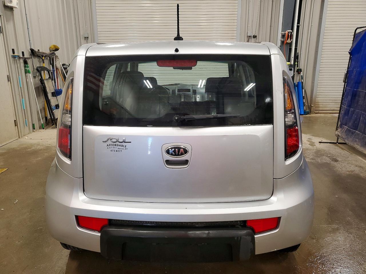 2011 Kia Soul Base Silver vin: KNDJT2A10B7714526
