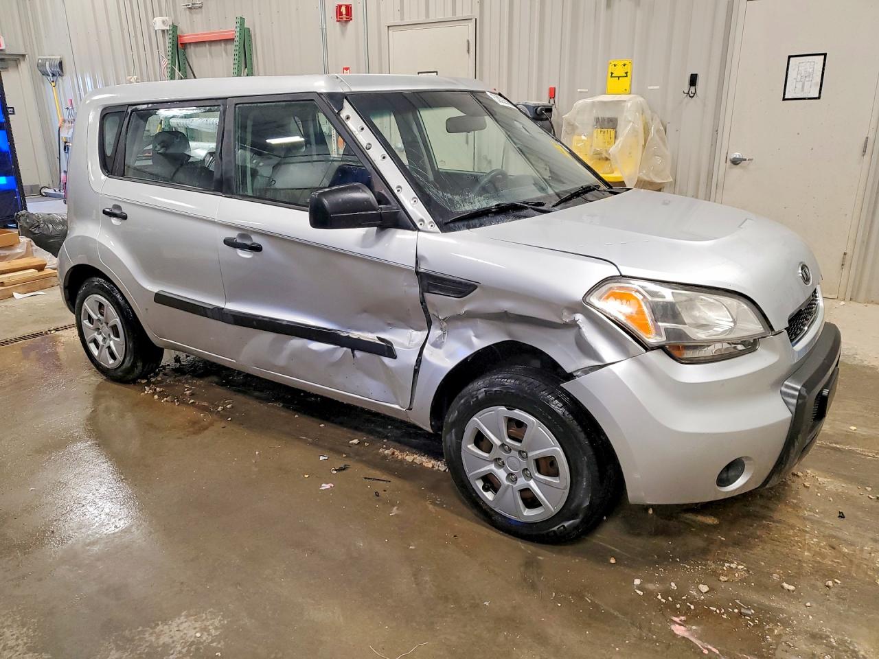 2011 Kia Soul Base Silver vin: KNDJT2A10B7714526