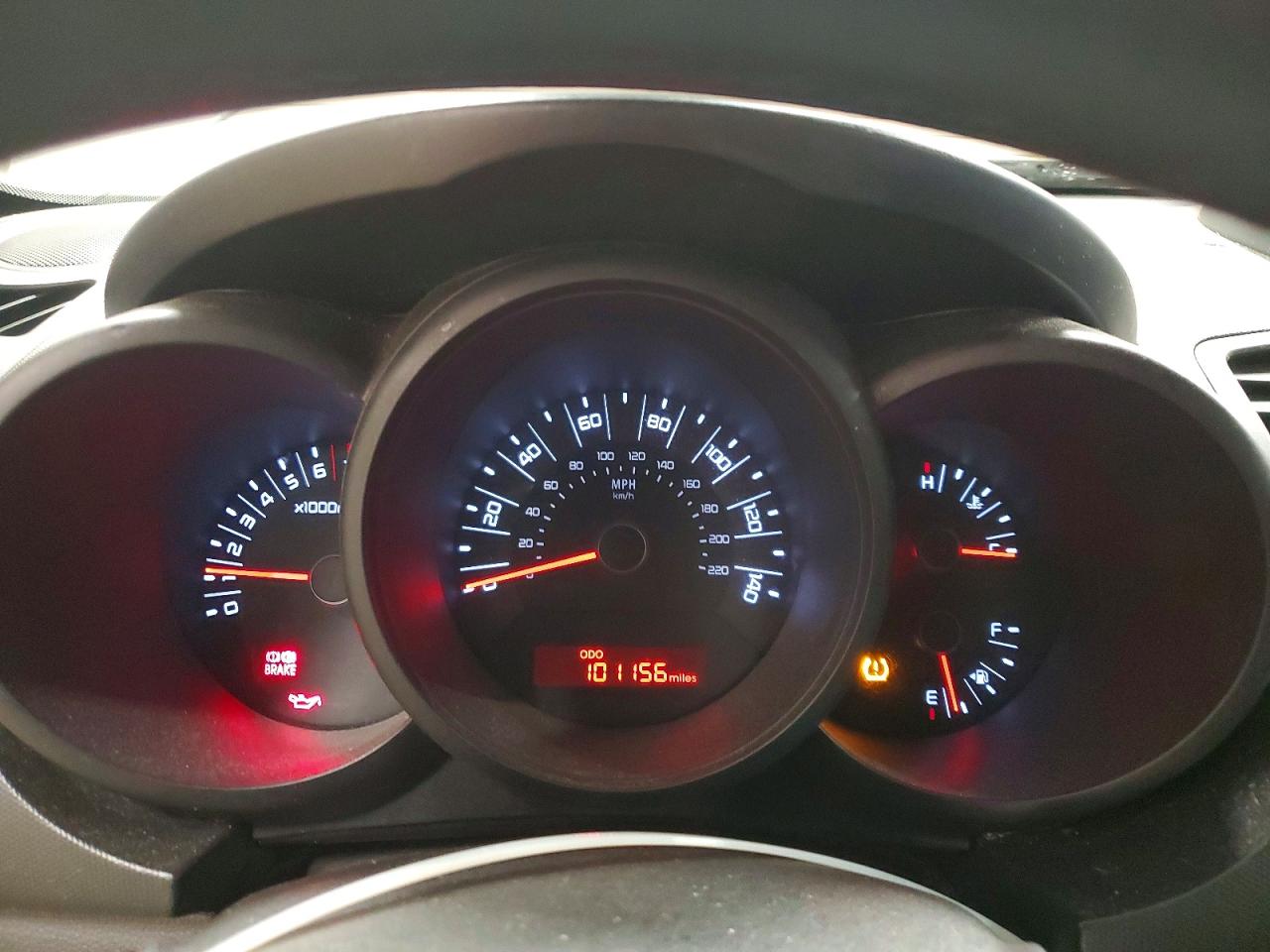 2011 Kia Soul Base Silver vin: KNDJT2A10B7714526