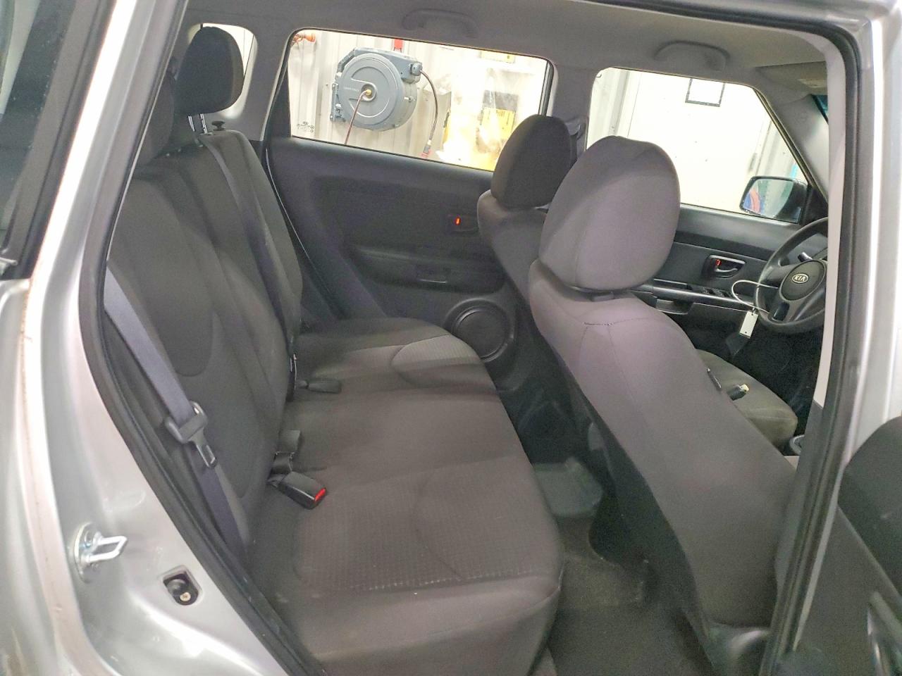 2011 Kia Soul Base Silver vin: KNDJT2A10B7714526