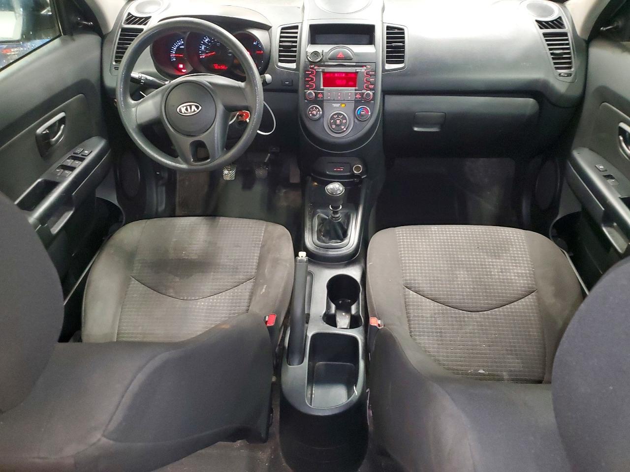 2011 Kia Soul Base Silver vin: KNDJT2A10B7714526