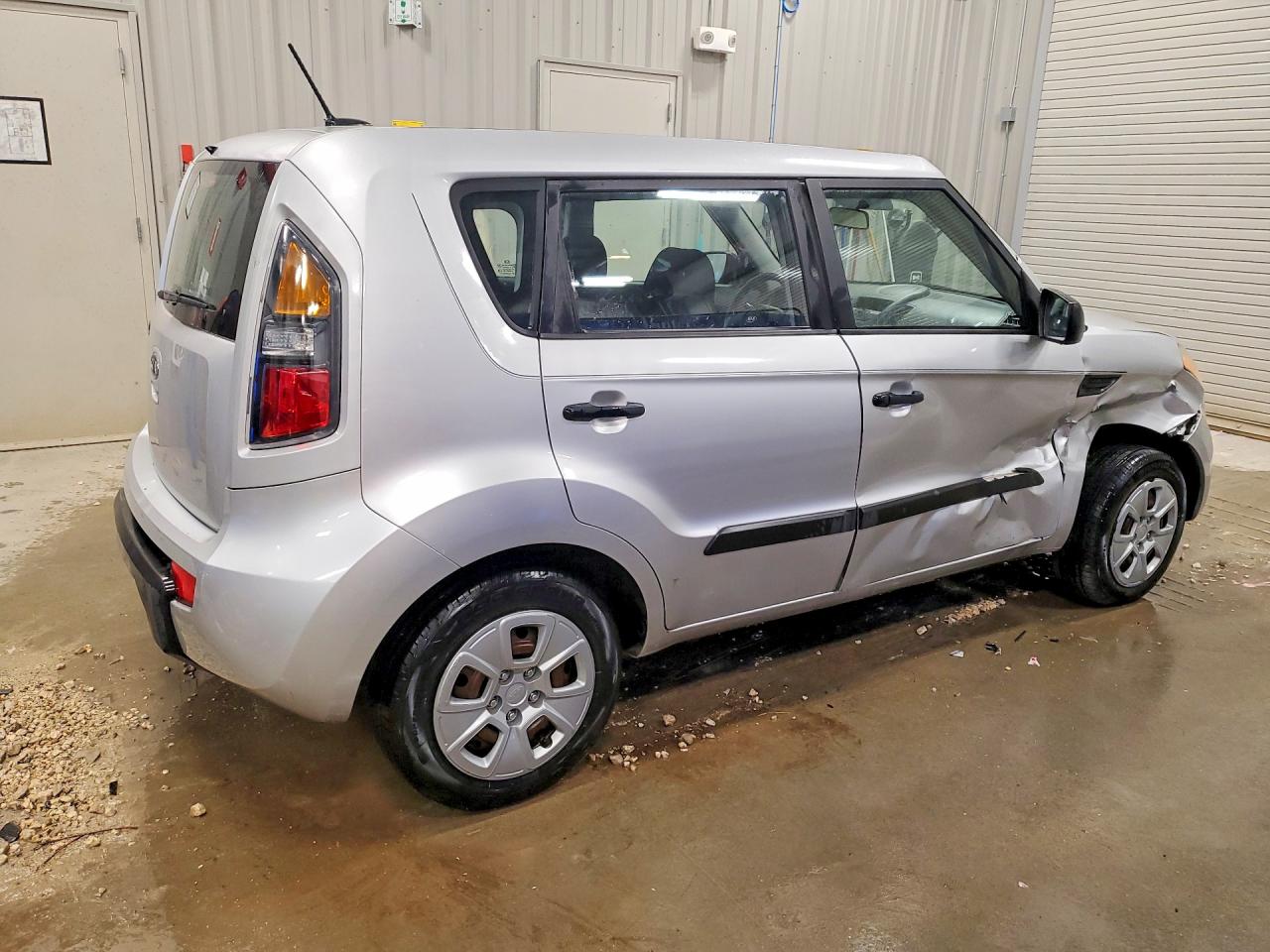 2011 Kia Soul Base Silver vin: KNDJT2A10B7714526