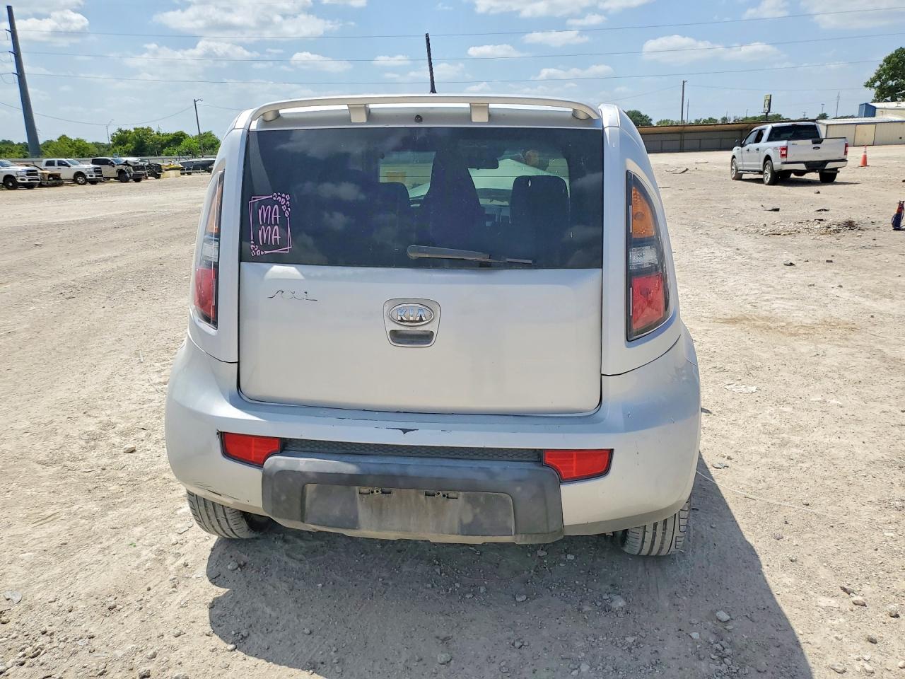 2011 Kia Soul Base Silver vin: KNDJT2A15B7299834