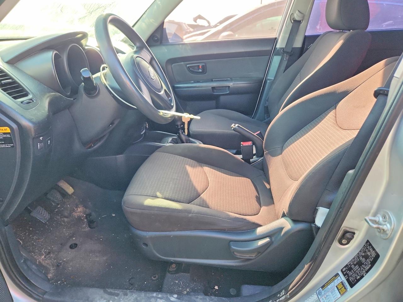 2011 Kia Soul Base Silver vin: KNDJT2A15B7299834