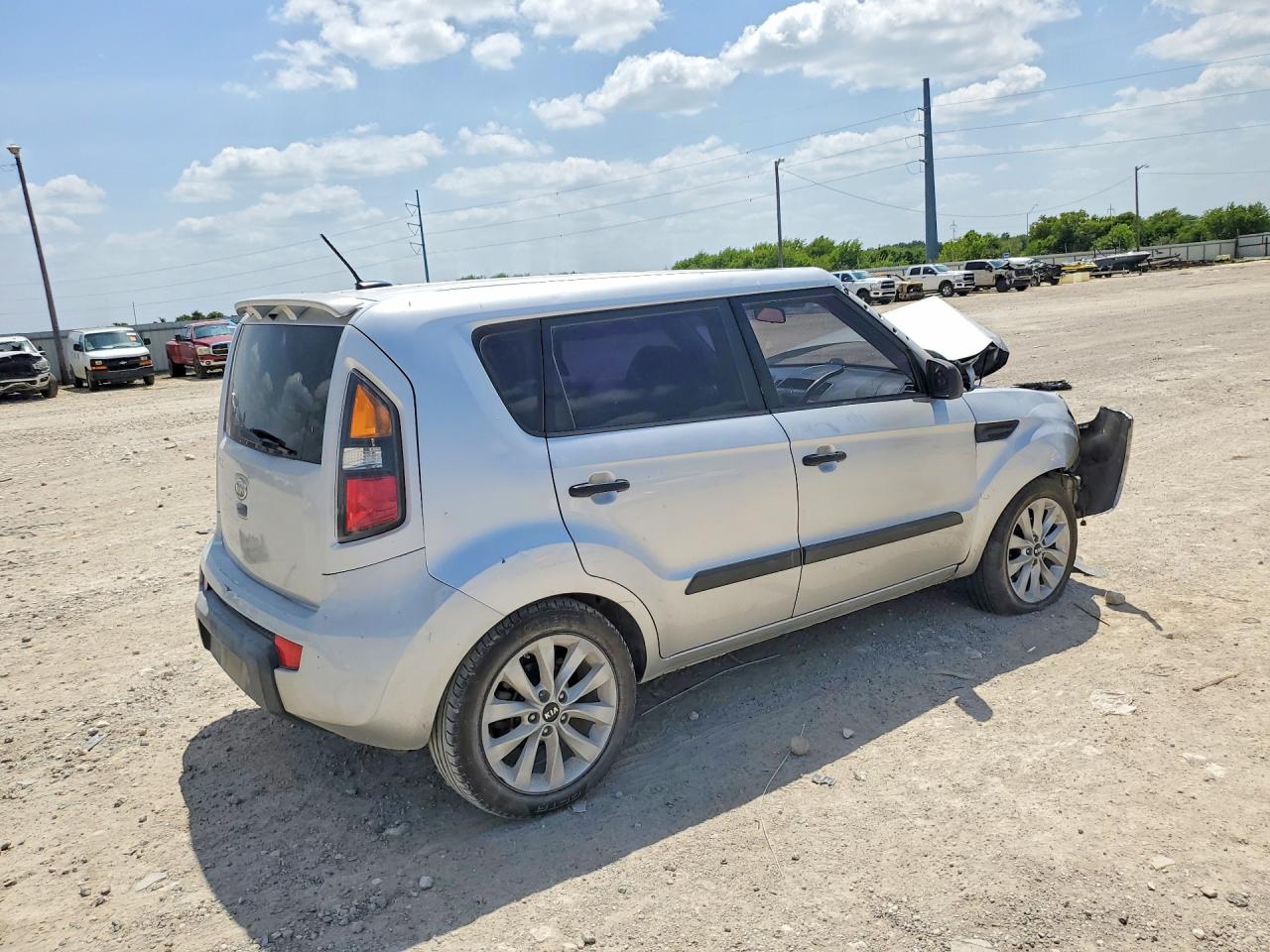 2011 Kia Soul Base Silver vin: KNDJT2A15B7299834