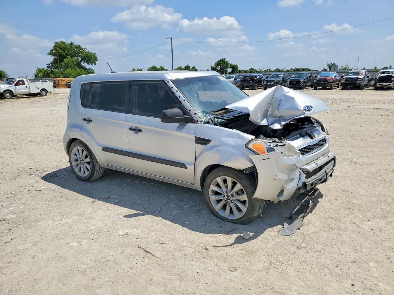 2011 Kia Soul Base Silver vin: KNDJT2A15B7299834
