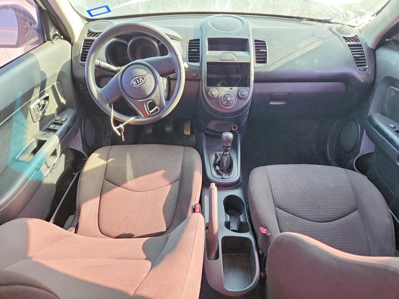 2011 Kia Soul Base Silver vin: KNDJT2A15B7299834