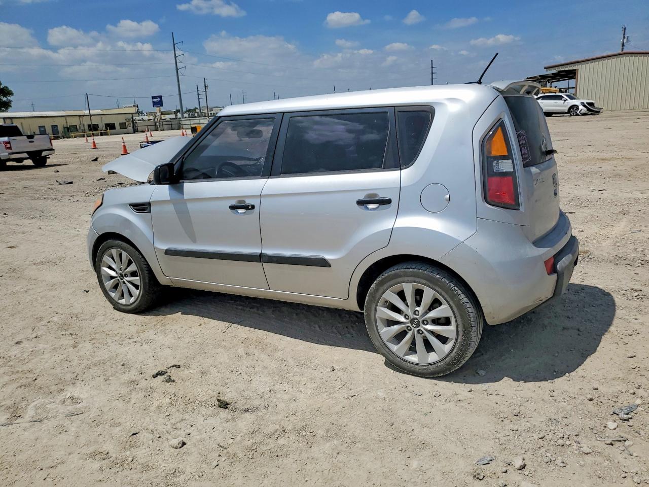 2011 Kia Soul Base Silver vin: KNDJT2A15B7299834