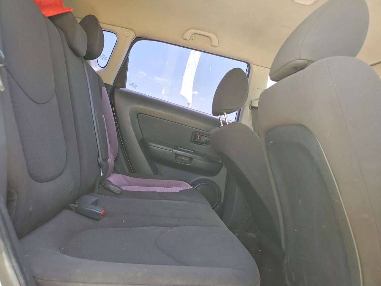 2011 Kia Soul Base Silver vin: KNDJT2A15B7299834