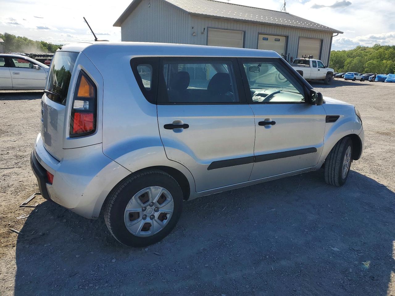 2011 Kia Soul Base Silver vin: KNDJT2A15B7332492