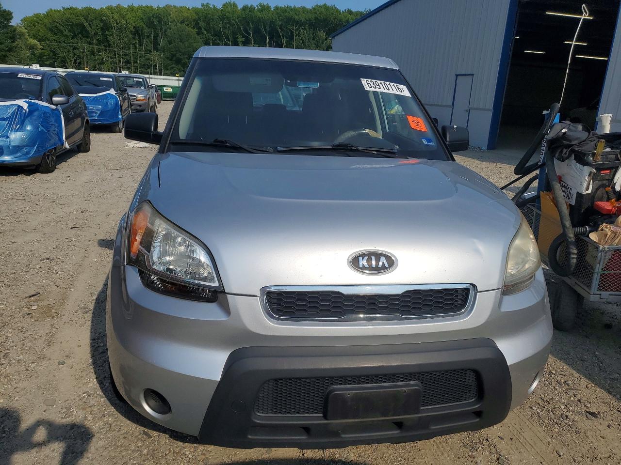 2011 Kia Soul Base Silver vin: KNDJT2A17B7288754