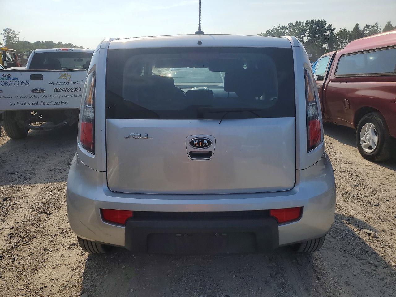 2011 Kia Soul Base Silver vin: KNDJT2A17B7288754