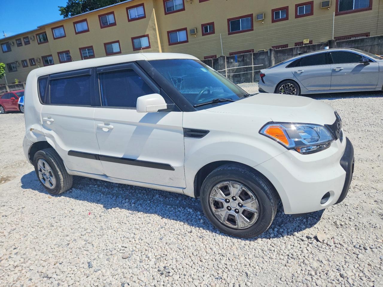 2011 Kia Soul Base White vin: KNDJT2A18B7307344