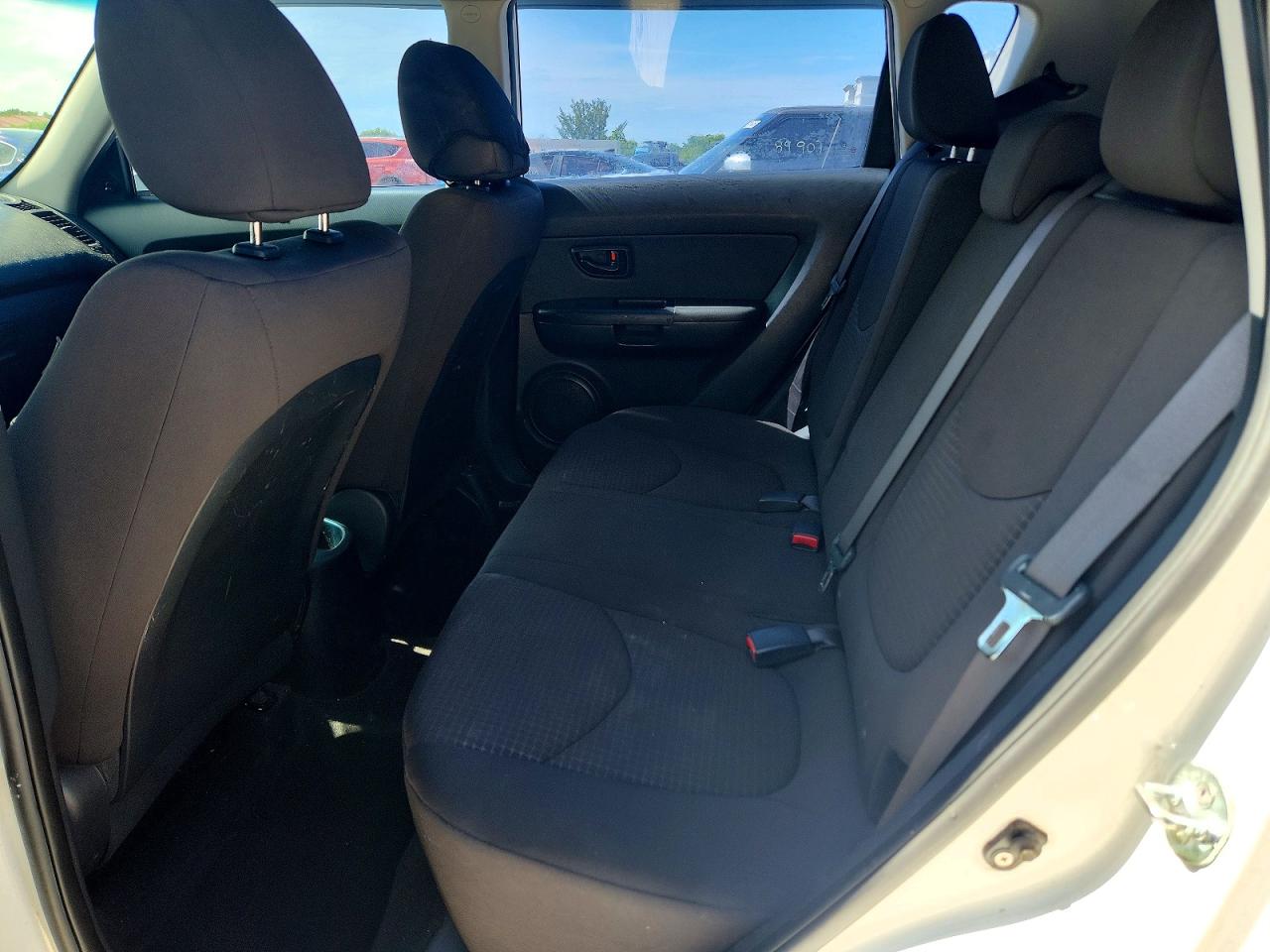 2011 Kia Soul Base White vin: KNDJT2A18B7307344