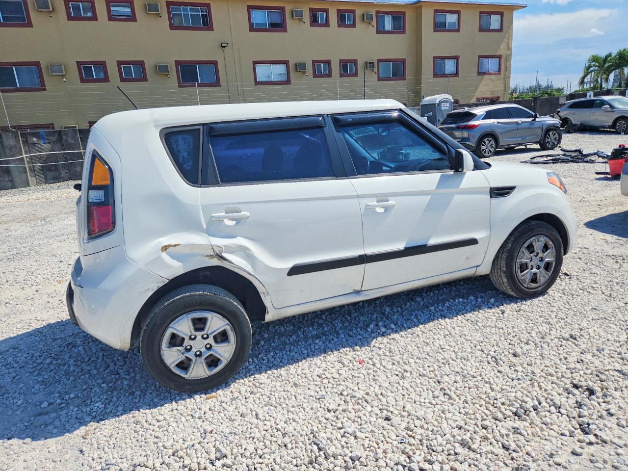 2011 Kia Soul Base White vin: KNDJT2A18B7307344