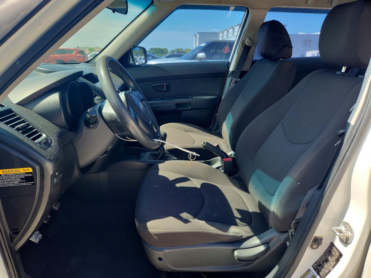 2011 Kia Soul Base White vin: KNDJT2A18B7307344