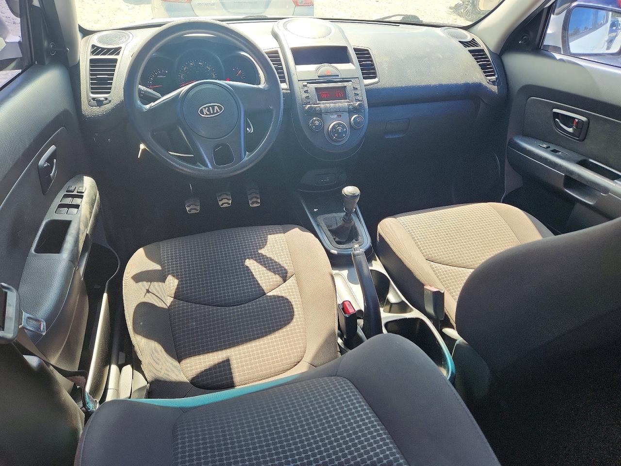 2011 Kia Soul Base White vin: KNDJT2A18B7307344