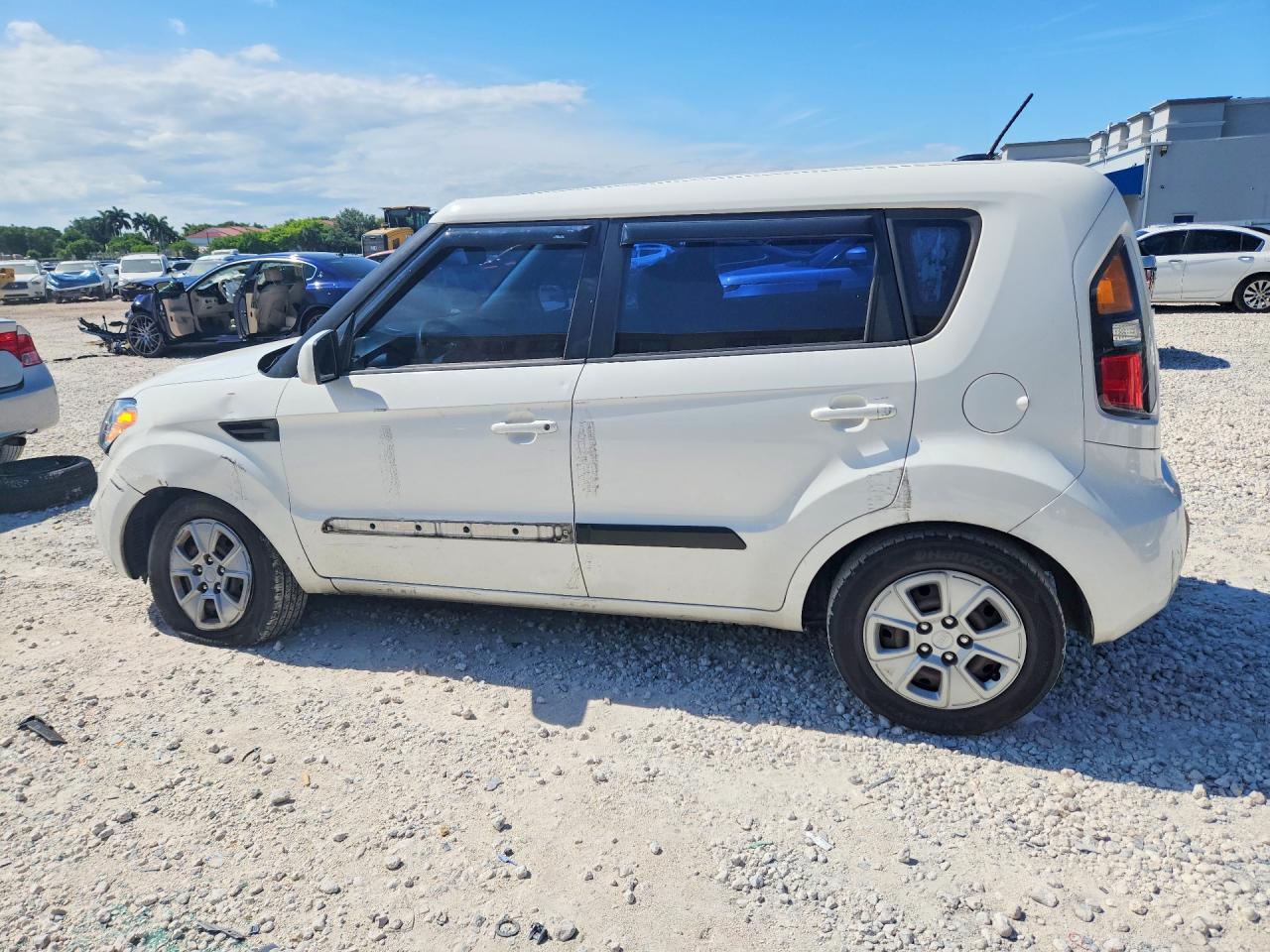 2011 Kia Soul Base White vin: KNDJT2A18B7307344