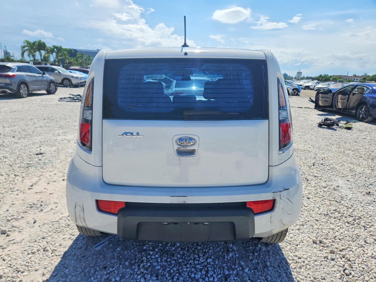 2011 Kia Soul Base White vin: KNDJT2A18B7307344