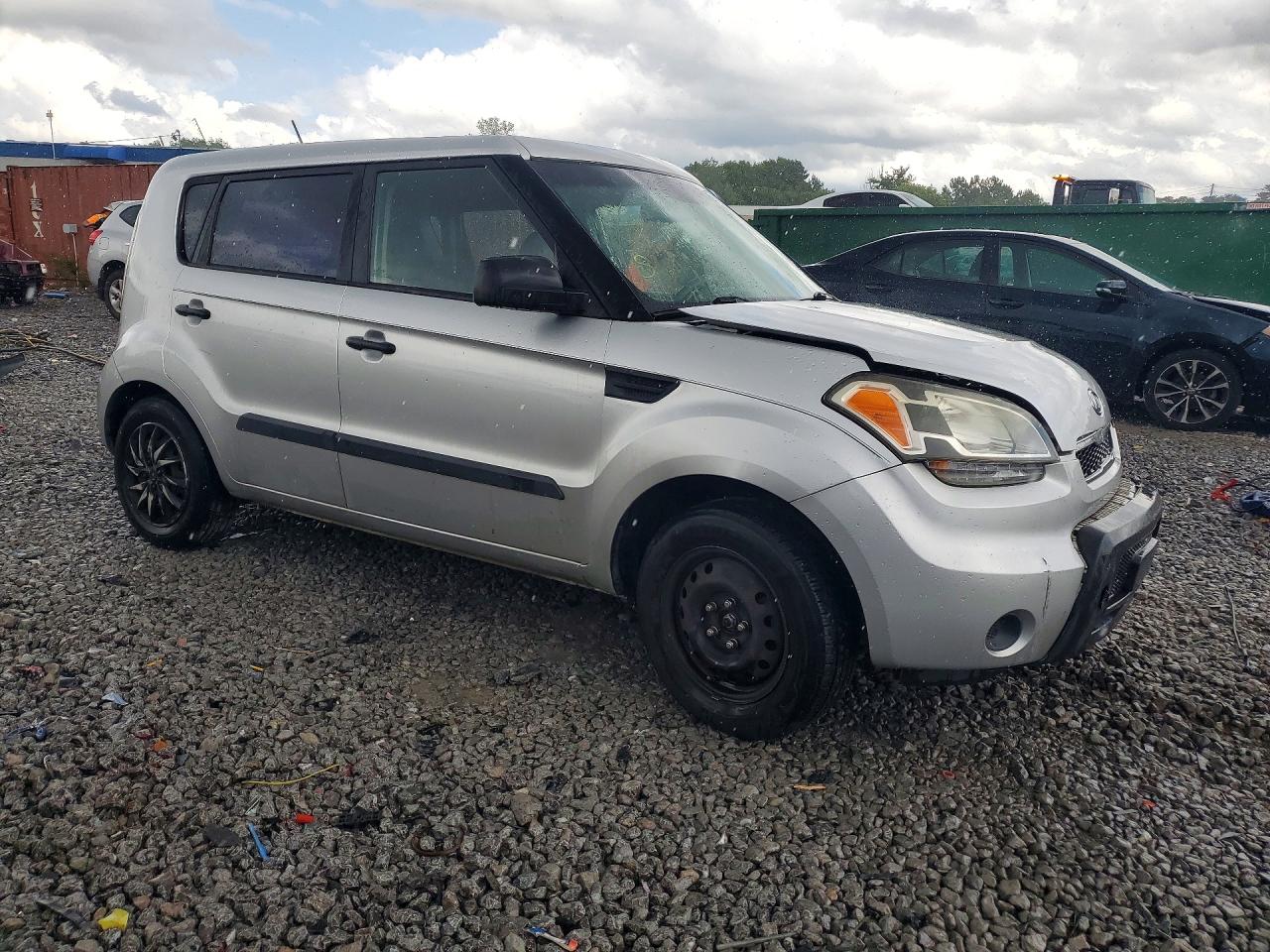 2011 Kia Soul Base Silver vin: KNDJT2A19B7260955