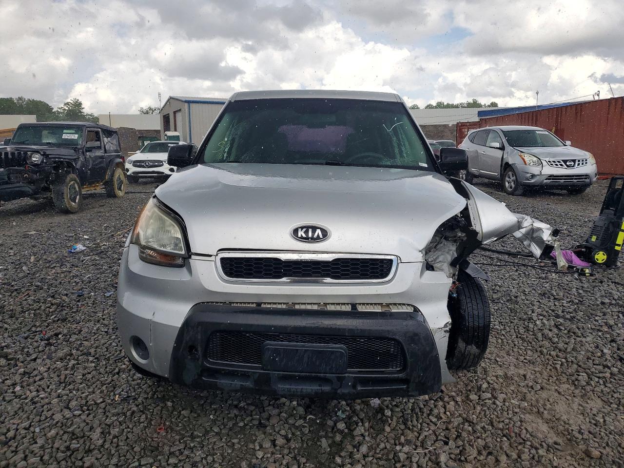 2011 Kia Soul Base Silver vin: KNDJT2A19B7260955