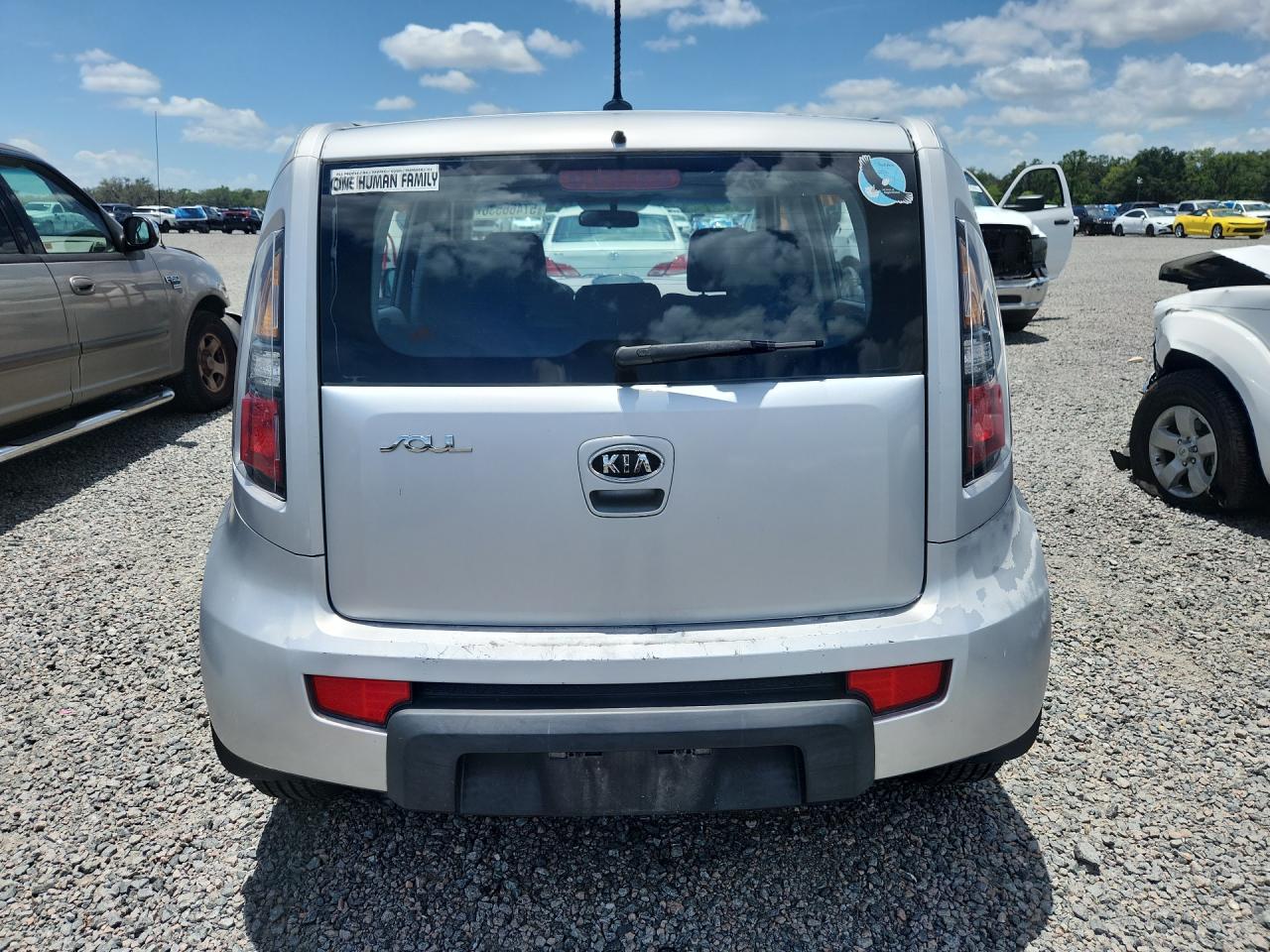 2011 Kia Soul Base Silver vin: KNDJT2A19B7721166