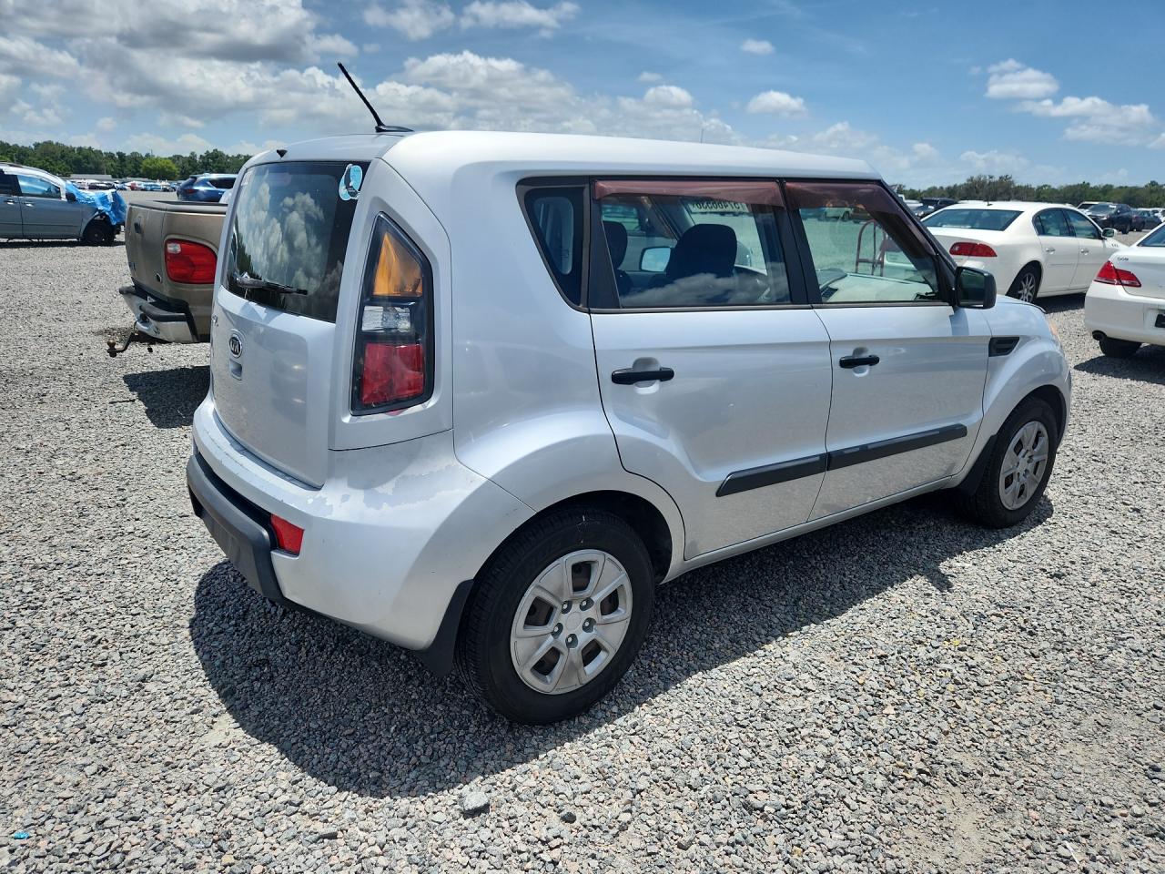 2011 Kia Soul Base Silver vin: KNDJT2A19B7721166