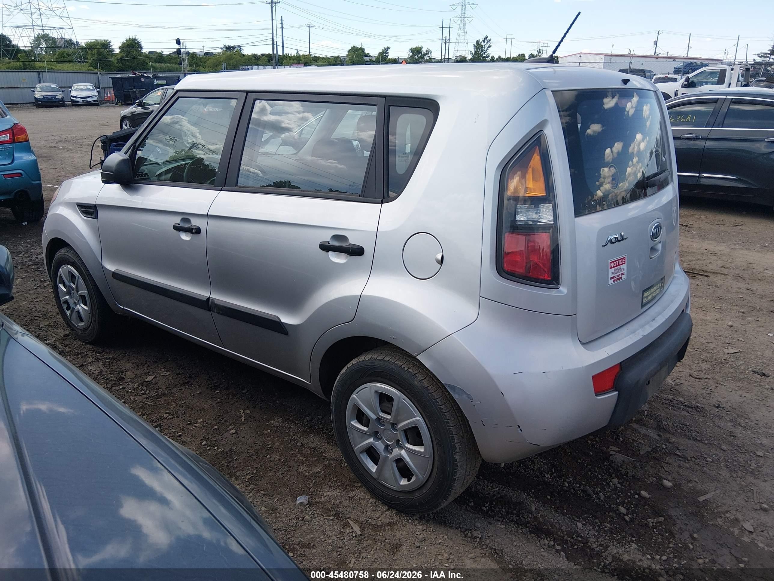 2011 Kia Soul Silver vin: KNDJT2A1XB7714792