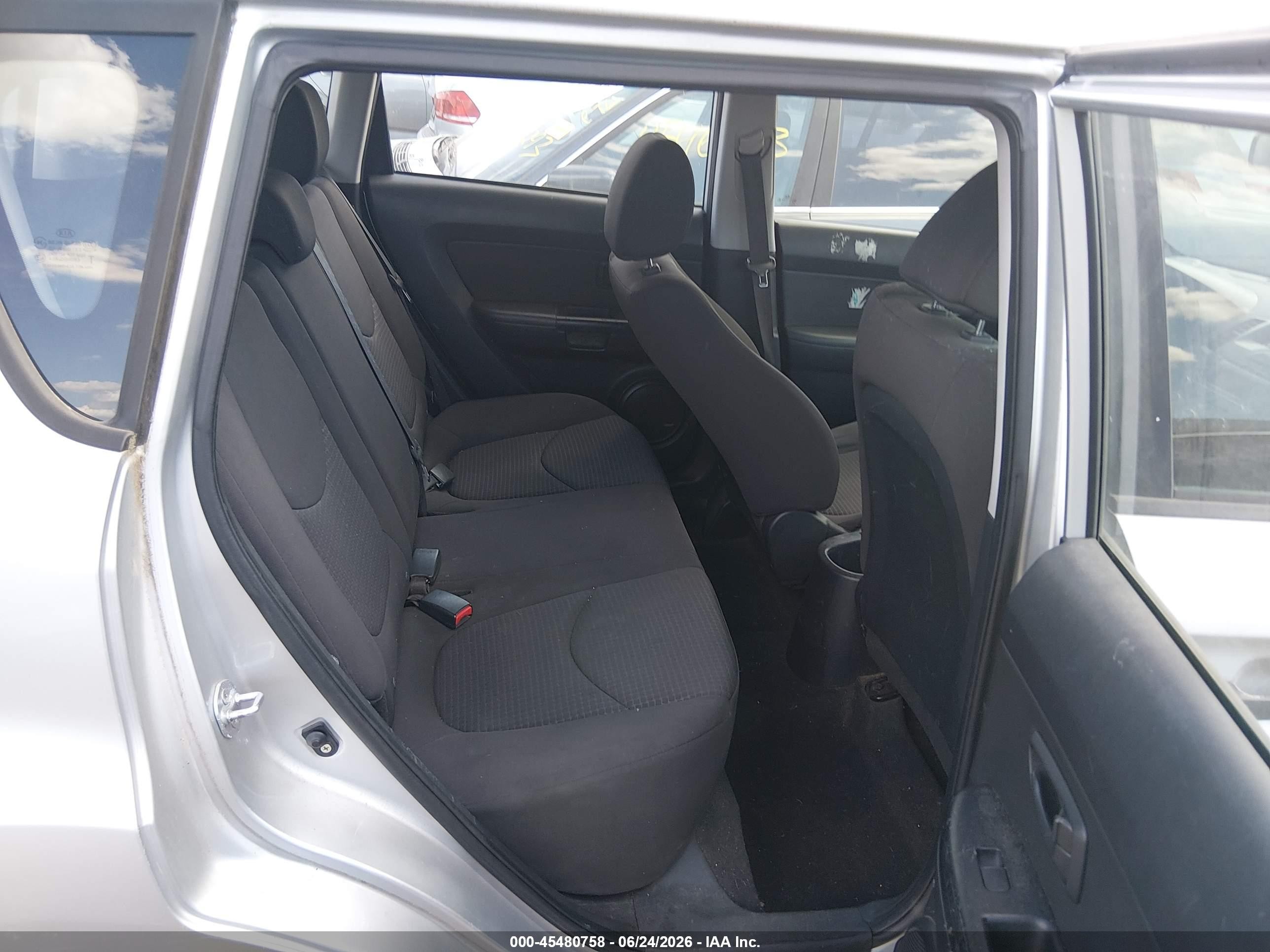 2011 Kia Soul Silver vin: KNDJT2A1XB7714792
