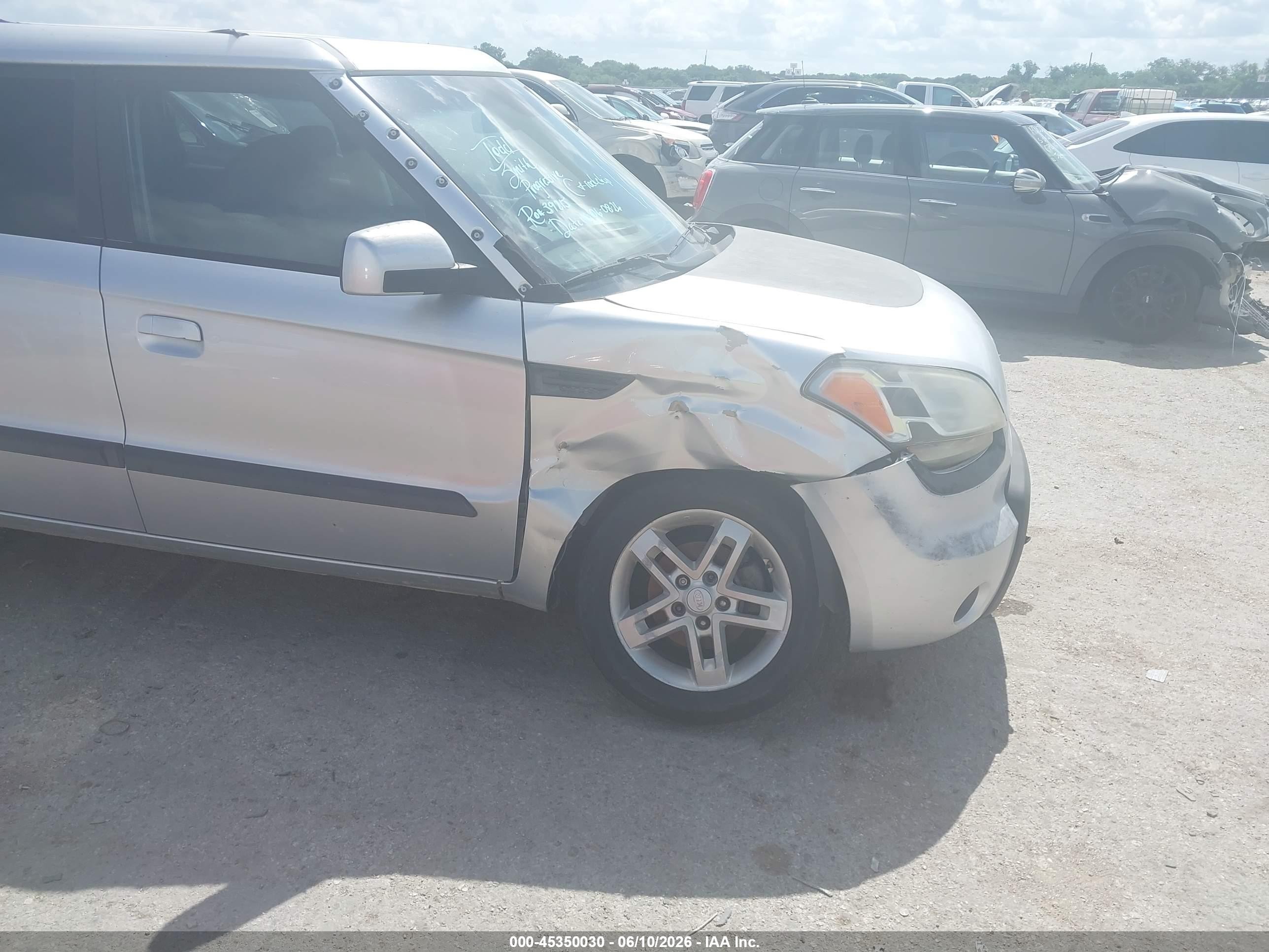 2010 Kia Soul + Серебряный vin: KNDJT2A20A7051403